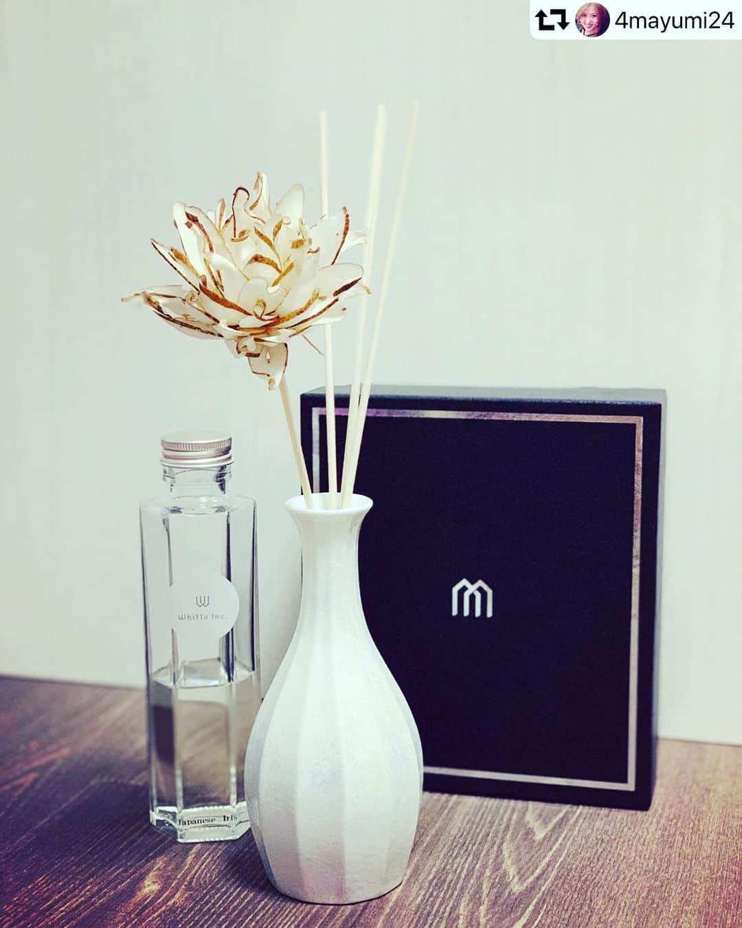 のインスタグラム：「Whitte Room Fragrance . 箱の Whitteの「W」が逆になってるけど（笑） ありがとうございます〜〜〜嬉♡ . #repost ・・・ . . この香りタイプ♡ . . 『奥ゆかしく 嫋やかな日本女性を 質の高いあやめで 丁寧に表現した深甚な香り』 . . 寝室に置こーっと😌😚✨ . . #ディフューザー #ウィッテ #whitte #一輪挿し #三重県尾鷲産檜をブレンド #base #ベース #hinoki #檜 #musk #sandalwood #白檀 #リラックスタイム  #香り大事」