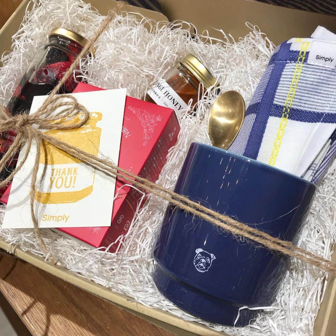 Simply_apronさんのインスタグラム写真 - (Simply_apronInstagram)「ギフトにもおすすめ！マグカップ  Simplyオリジナルイラストのブルドッグと配色がポイントのマグカップ。 コレド室町店でギフトに人気のアイテムです！ マグカップの底にはSimplyロゴが入り、飲んだあとにもアクセントが残ります。 約300mlとたっぷりサイズでスタッキングもでき、実用性も◎！ 是非、コレド室町店でご覧くださいね。  カラーマグ ¥1,300+tax Col:ネイビー×ブルー、グレー×ピンク 商品コード:SY9A9401  オンラインショップはプロフィールのURLから @simplycoltd  #simplycoltd #simply #シンプリー #apron #エプロン #お出かけエプロン #workwear #ワークウエア #キッチン雑貨 #ボーイな女 #大人カジュアル #マグ #マグカップ #スタッキングマグ #ペアギフト #ギフト」8月4日 13時38分 - simplycoltd