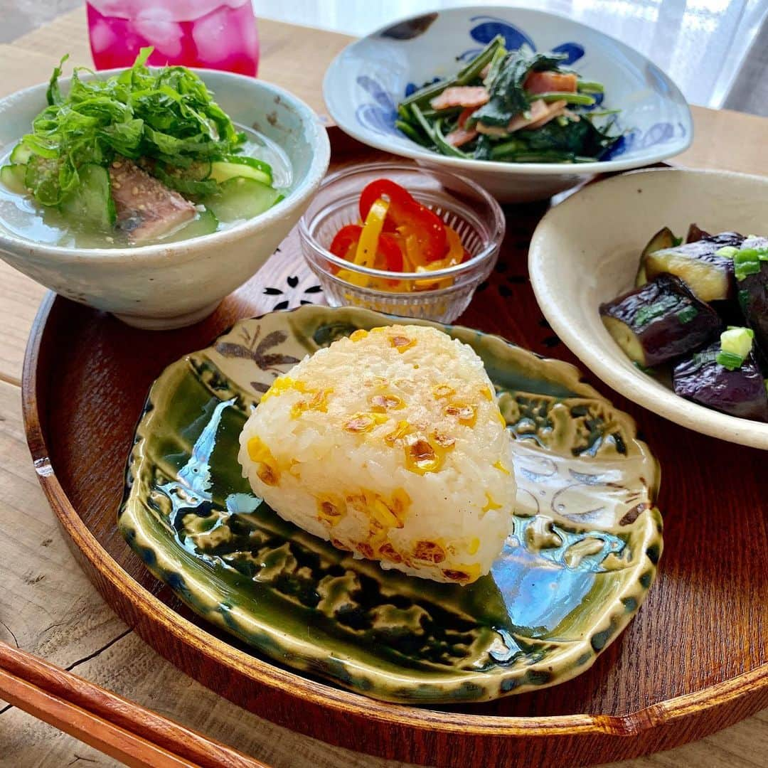 aya*** さんのインスタグラム写真 - (aya*** Instagram)「* 2019.8.4 Sunday ☀️ * * 今日のお昼ごはん。 * ○とうもろこしご飯の焼きおにぎり ○空芯菜のベーコン炒め ○長なすのネギ塩炒め ○カラーピーマンのマリネ ○冷や汁(きゅうり、豆腐、サバ缶) . ○赤しそジュース * とうもろこし、空芯菜、長なす、カラーピーマン、 きゅうりは 昨日届いた、ココノミ  @coconomi_141 さんの #無農薬野菜 から↓ * ◇野村さんの空芯菜(愛媛県産) ◇山口さんのカラーピーマン(大阪府産) ◇ゴメスさんのビーツ・赤(京都府産) ◇赤穂さんの丸オクラ(京都府産) ◇井上さんのきゅうり(兵庫県産) ◇中山さんのイタリアンミニトマト(岡山県産) ◇磯村さんのとうもろこし (長野県産) ◇中川さんの長ナス(愛知県産) * * ビーツは下茹で完了〜 さて、何に使おかな🤔 * * #ココノミ #instafood#locari#lunch#foodpic#igersjp#aya_aya飯#ごちそうサマーバケーション #フーディーテーブル#昼食#団地暮らし#昼ごはん#昼ご飯#ランチ#お昼ごはん#おうちごはん#料理#暮らし#日々#日々の暮らし#おうちごはんLover#常備菜#作り置き」8月4日 13時45分 - aya_aya1128