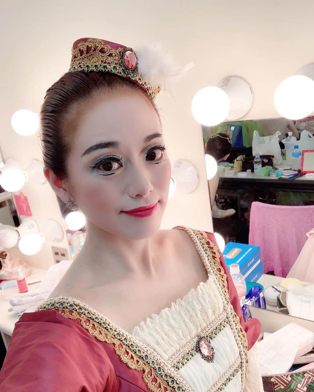 のインスタグラム：「※ ✅ ballet performance.、 . 発表会、終わりました✨ . 今年はライモンダを踊りました✨ . テンポが早くて、頭の中で リズムを刻むのが難しかった… . 間違ったりもしたけど、 楽しく踊れました💛 . 年齢も、キャリアも、お仕事もみんなそれぞれ違うけど . バレエが好きで踊りたい気持ちは同じ仲間と そして、熱意と愛情がある、先生方と ステキな時間が過ごせた。 . ありがとうございました😊 . . #ballet #バレエ #schoolperformance #発表会 #大人バレエ #balletmakeup #makeup #stagecostume #バレエ衣装 #バレエメイク」