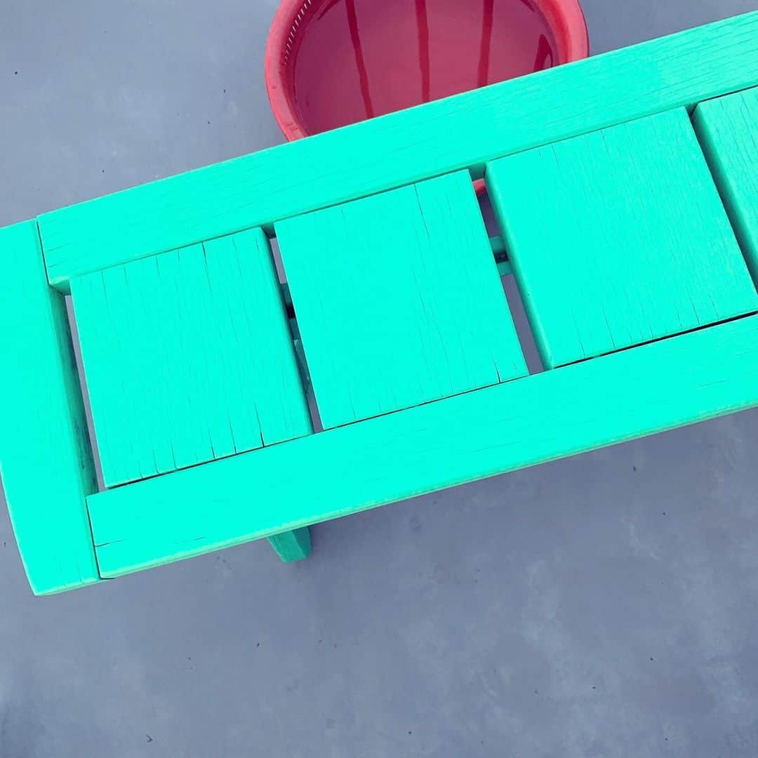 小谷実由さんのインスタグラム写真 - (小谷実由Instagram)「実家帰ったらベンチが推しカラーに塗り替えられていた(おじいちゃんが好きな色に塗り替えた)」8月4日 13時57分 - omiyuno