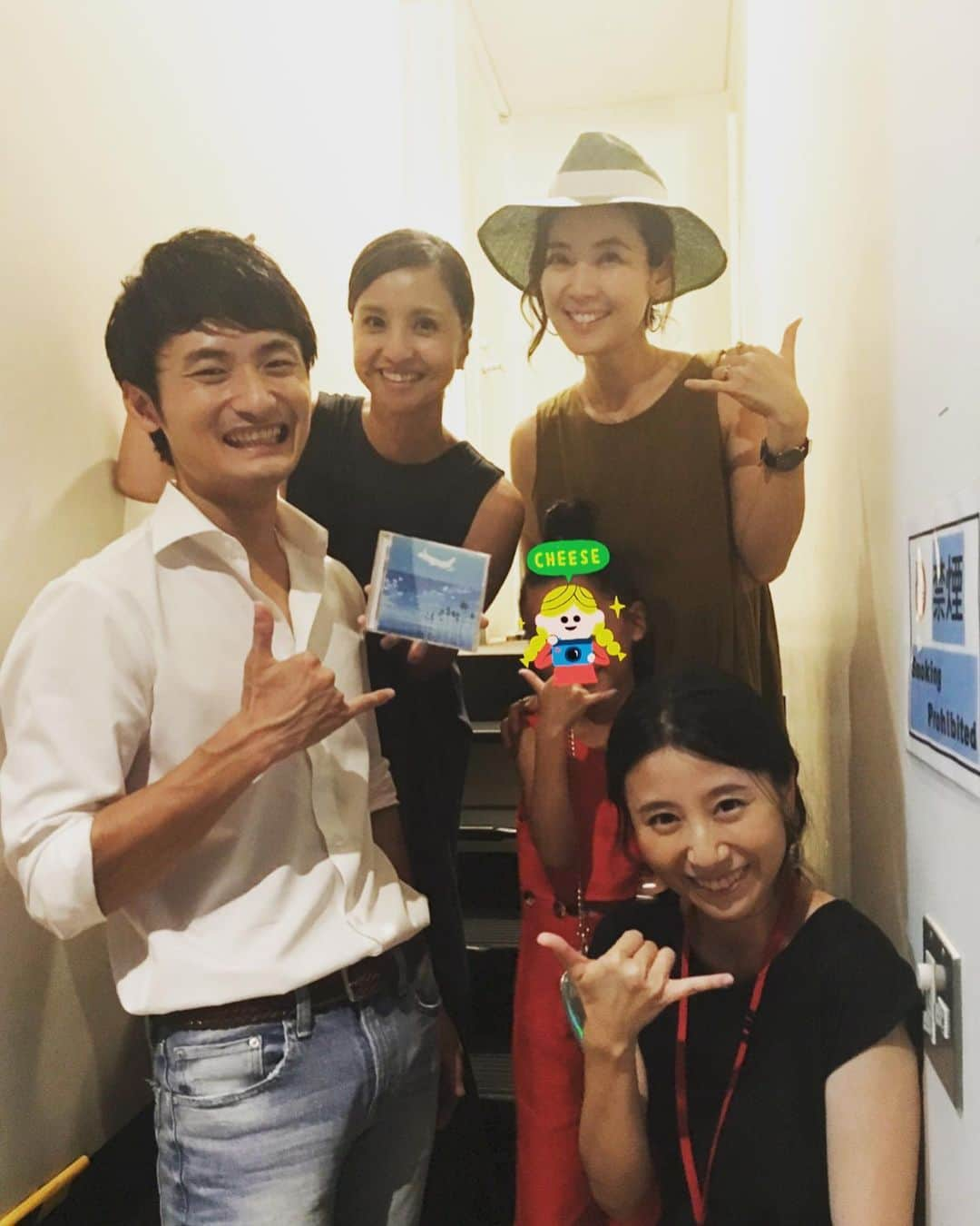 小川りかこさんのインスタグラム写真 - (小川りかこInstagram)「ukuleke night@motion blue yokohama🏝 裕子さんにお誘い頂き、8月2日にスタートした、ウクレレプレイヤーで作曲家の名渡山遼さん @ryo_natoyama の 全国ツアー初日ライブへお邪魔して来ました〜♫ 名渡山さんは小学6年生の時からウクレレを弾き始め、 14歳でブルース・シマブクロ、ジョディ・カミサトなどのオープニング・アクトに出演し、2010年にはジェイク・シマブクロとも共演した、実力派ウクレレプレイヤー✨ 素晴らしい演奏と音色に、裕子さんのお子ちゃまも一緒に癒されました！ ウクレレの音って大好き〜💛 南国気分も味わえて幸せ🥰 私も1、2年前にウクレレを購入して、 結局、弾いていないので😅 これを機に頑張りたいなぁ‼️ ・  #ウクレレ#ライブ#ライヴ#コンサート#concert#モーションブルー#モーションブルー横浜#motionblue#motionblueyokohama  #全国ツアー#ukuleke#名渡山遼 さん#伊藤裕子 さん#赤レンガ倉庫」8月4日 13時57分 - rikakoogawa