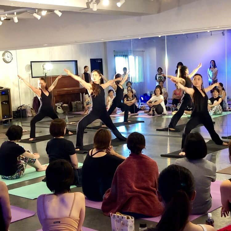 石村友見さんのインスタグラム写真 - (石村友見Instagram)「New York YOGA . 長年温めてきたプログラム 「ニューヨークヨガ」を はじめて公開させて頂きました！ みなさん大喜び！ . 元劇団四季の2人と、 ニューヨークダンスカンパニーダンサーの 舞台経験豊かな3人が作り込んだ まるで舞台の世界に入り込んだような 新感覚ヨガです。 . ヨガといっても ほとんどストレッチ！ 身体の固い方でも、 音楽のリズムに合わせて動いてると 身体が勝手にうごきだし、 しっかり汗をかき、脂肪燃焼しています。 なにより、楽しい！ . しかも所要時間たったの３分！ その３分の間に25ポーズがおりこまれ 気づくと自分も舞台に立ち スポットライトを浴びているような感覚を 楽しめる新プログラムです。 ・ 一見難しそうに見えるのだけど、 ヨガをやったことのない方も 運動経験がまったくない方も ゼロトレだけをしてる方も みんな、あっという間にできちゃいます。 . 私たちがびっくりしたのは、 運動経験ゼロ！の方が半分以上占めて いたのにもかかわらず、 みなさんしっかり、しなやかに動いて めちゃくちゃ楽しんでくれたこと！ スタッフみんなで感激しました。 ありがとうございます！ . このイベントは今後も定期的に開催いたします。 そしてなんと！8月22日より このニューヨークヨガの プライベートレッスンもご受講して 頂けるようになりました！ (セミプライベートは最大3名まで可能です)。 . わたしたちBody Tone New Yorkの強みは 身体の使い方を細かく指導できるアジャスト力！ ・ 体の固い方が懸念している、 「ヨガて体が固いとできないんでしょ？」が 先生の魔法の手でスルスルと ほどけてしまう。 そして、とにかく「楽しかった！」が 体験できるプログラムです☺️ . 《こんな方にオススメ》 - 身体の固い方 - 音楽が大好き - 楽しく健康になりたい - 友達と楽しみたい - 踊りをして脂肪燃焼したい - 楽しくダイエットしたい . お問い合わせは プロフィール欄下の「メール」より . ————————- #ニューヨークヨガ #newyorkyoga #ゼロトレ #ヨガ留学 #ニューヨーク #ヨガ #ダンス #石村友見 #yoga #ヨガ講師 #ヨガインストラクター #stretch #ストレッチ #training #トレーニング #ダイエット #筋トレ #トレーニング #dance #楽しい #newyork #nyc #zerotore #bodytoneny」8月4日 13時58分 - tomomi.ishimura