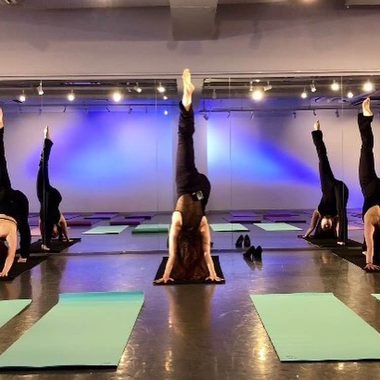 石村友見さんのインスタグラム写真 - (石村友見Instagram)「New York YOGA . 長年温めてきたプログラム 「ニューヨークヨガ」を はじめて公開させて頂きました！ みなさん大喜び！ . 元劇団四季の2人と、 ニューヨークダンスカンパニーダンサーの 舞台経験豊かな3人が作り込んだ まるで舞台の世界に入り込んだような 新感覚ヨガです。 . ヨガといっても ほとんどストレッチ！ 身体の固い方でも、 音楽のリズムに合わせて動いてると 身体が勝手にうごきだし、 しっかり汗をかき、脂肪燃焼しています。 なにより、楽しい！ . しかも所要時間たったの３分！ その３分の間に25ポーズがおりこまれ 気づくと自分も舞台に立ち スポットライトを浴びているような感覚を 楽しめる新プログラムです。 ・ 一見難しそうに見えるのだけど、 ヨガをやったことのない方も 運動経験がまったくない方も ゼロトレだけをしてる方も みんな、あっという間にできちゃいます。 . 私たちがびっくりしたのは、 運動経験ゼロ！の方が半分以上占めて いたのにもかかわらず、 みなさんしっかり、しなやかに動いて めちゃくちゃ楽しんでくれたこと！ スタッフみんなで感激しました。 ありがとうございます！ . このイベントは今後も定期的に開催いたします。 そしてなんと！8月22日より このニューヨークヨガの プライベートレッスンもご受講して 頂けるようになりました！ (セミプライベートは最大3名まで可能です)。 . わたしたちBody Tone New Yorkの強みは 身体の使い方を細かく指導できるアジャスト力！ ・ 体の固い方が懸念している、 「ヨガて体が固いとできないんでしょ？」が 先生の魔法の手でスルスルと ほどけてしまう。 そして、とにかく「楽しかった！」が 体験できるプログラムです☺️ . 《こんな方にオススメ》 - 身体の固い方 - 音楽が大好き - 楽しく健康になりたい - 友達と楽しみたい - 踊りをして脂肪燃焼したい - 楽しくダイエットしたい . お問い合わせは プロフィール欄下の「メール」より . ————————- #ニューヨークヨガ #newyorkyoga #ゼロトレ #ヨガ留学 #ニューヨーク #ヨガ #ダンス #石村友見 #yoga #ヨガ講師 #ヨガインストラクター #stretch #ストレッチ #training #トレーニング #ダイエット #筋トレ #トレーニング #dance #楽しい #newyork #nyc #zerotore #bodytoneny」8月4日 13時58分 - tomomi.ishimura