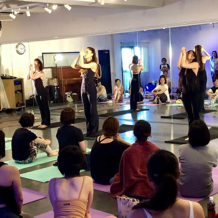 石村友見さんのインスタグラム写真 - (石村友見Instagram)「New York YOGA . 長年温めてきたプログラム 「ニューヨークヨガ」を はじめて公開させて頂きました！ みなさん大喜び！ . 元劇団四季の2人と、 ニューヨークダンスカンパニーダンサーの 舞台経験豊かな3人が作り込んだ まるで舞台の世界に入り込んだような 新感覚ヨガです。 . ヨガといっても ほとんどストレッチ！ 身体の固い方でも、 音楽のリズムに合わせて動いてると 身体が勝手にうごきだし、 しっかり汗をかき、脂肪燃焼しています。 なにより、楽しい！ . しかも所要時間たったの３分！ その３分の間に25ポーズがおりこまれ 気づくと自分も舞台に立ち スポットライトを浴びているような感覚を 楽しめる新プログラムです。 ・ 一見難しそうに見えるのだけど、 ヨガをやったことのない方も 運動経験がまったくない方も ゼロトレだけをしてる方も みんな、あっという間にできちゃいます。 . 私たちがびっくりしたのは、 運動経験ゼロ！の方が半分以上占めて いたのにもかかわらず、 みなさんしっかり、しなやかに動いて めちゃくちゃ楽しんでくれたこと！ スタッフみんなで感激しました。 ありがとうございます！ . このイベントは今後も定期的に開催いたします。 そしてなんと！8月22日より このニューヨークヨガの プライベートレッスンもご受講して 頂けるようになりました！ (セミプライベートは最大3名まで可能です)。 . わたしたちBody Tone New Yorkの強みは 身体の使い方を細かく指導できるアジャスト力！ ・ 体の固い方が懸念している、 「ヨガて体が固いとできないんでしょ？」が 先生の魔法の手でスルスルと ほどけてしまう。 そして、とにかく「楽しかった！」が 体験できるプログラムです☺️ . 《こんな方にオススメ》 - 身体の固い方 - 音楽が大好き - 楽しく健康になりたい - 友達と楽しみたい - 踊りをして脂肪燃焼したい - 楽しくダイエットしたい . お問い合わせは プロフィール欄下の「メール」より . ————————- #ニューヨークヨガ #newyorkyoga #ゼロトレ #ヨガ留学 #ニューヨーク #ヨガ #ダンス #石村友見 #yoga #ヨガ講師 #ヨガインストラクター #stretch #ストレッチ #training #トレーニング #ダイエット #筋トレ #トレーニング #dance #楽しい #newyork #nyc #zerotore #bodytoneny」8月4日 13時58分 - tomomi.ishimura