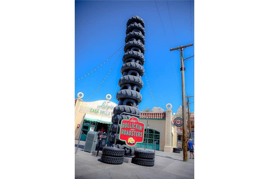 朝風れいさんのインスタグラム写真 - (朝風れいInstagram)「California Adventure🌴🎡🌴 ・ ・ 🏎🏁CARS LAND🏁🏎 ・ ・ カーズランドで、ただ一列揃えたかっただけの人🙋‍♂️はーい。 ・ ここのエリアの映画再現率はマジで凄い！！（←しつこい） 敷地の広さ的にも、日本では絶対出来ないクオリティ✨ ・ ・ ・  #cars #carsland #radiatorsprings #66 #anaheim #california #la #losangeles #anaheimdisney #disneylandcalifornia #disneyland #magickingdom #californiaadventure #アナハイム #カリフォルニア #ディズニーランド #アナハイムディズニー #カリフォルニアアドベンチャー #ilovedisney #disneygram#disneyinsta #canon #eos5dmarkiv #eos5dmark4  #ディズニーカメラ隊」8月4日 13時59分 - rei.wd