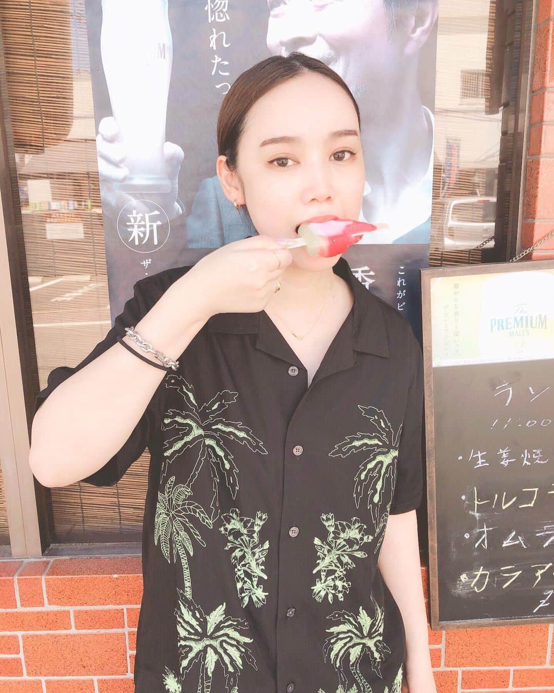 西本早希のインスタグラム：「・ スイカバーで なつぅ 🌴🍉🌈」