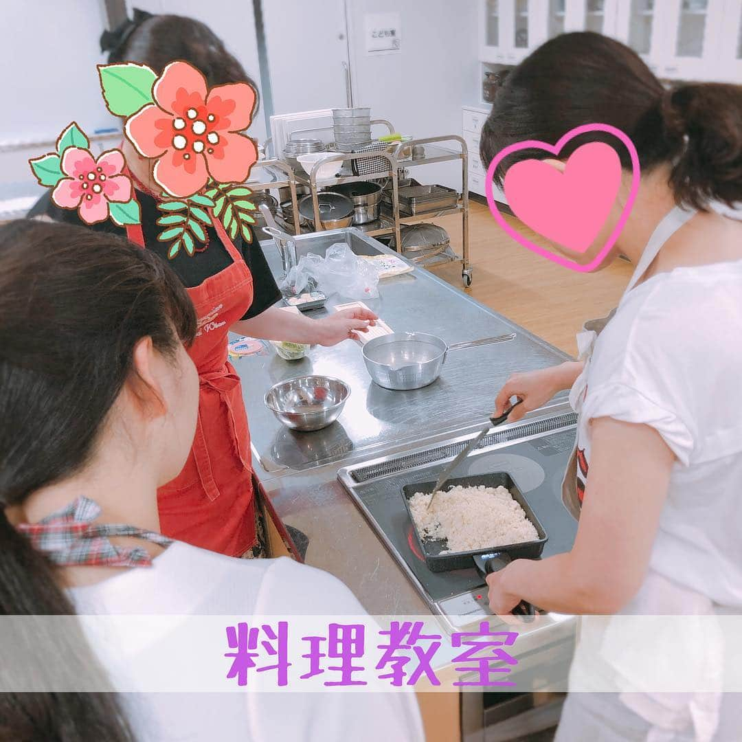 広島 婚活支援AZさんのインスタグラム写真 - (広島 婚活支援AZInstagram)「💍﻿ 本日のお料理教室﻿ ﻿ 彼に作ってあげたいシリーズ﻿ 「糖質オフのおもてなし料理」﻿ ﻿ ﻿ グラタンもポテサラも﻿ 衝撃の中身、﻿ 衝撃の味‼️﻿ ﻿ ﻿ 彼に作ってあげたい♡﻿ も大事だけど、﻿ 簡単でいつでも手に入る材料で﻿ 作れるのも大事なポイント✨﻿ ﻿ ﻿ ﻿ ﻿ ﻿ *･゜ﾟ･*:.｡..｡.:*･'﻿ ﻿ お見合い💍恋愛コンサルタント﻿ ﻿ 💎広島で1番活気のある結婚相談所﻿ 💎会員さんのフォローは愛のある毒舌﻿ 💎素敵な結婚相手を引き寄せる方法を伝授💕﻿ ﻿ ／﻿ 楽しくないければ,婚活なんて頑張れないよね？﻿ ＼﻿ ﻿ そんな愉快な結婚相談所です😎✨﻿ ﻿ ﻿ *･゜ﾟ･*:.｡..｡.:*･' • #料理教室#広島料理教室 #花嫁修行#広島婚活#広島#山口婚活#広島結婚相談所#山口婚活相談所#糖質オフ#彼飯#彼飯シリーズ #結婚したい#アラサー婚活#アラフォー婚活#独身#好きな人#愛され妻の習慣 #グラタン#ポテサラ」8月4日 14時03分 - wedding.azuuuuu