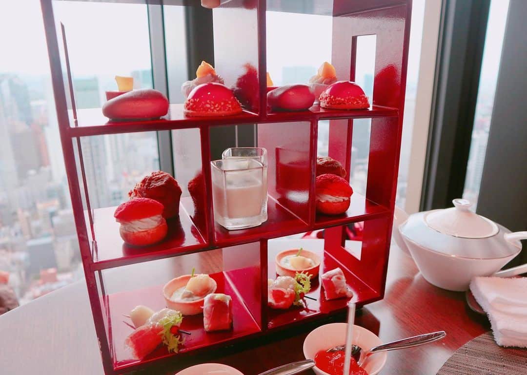 肥田佳菜子のインスタグラム：「ゆきちゃんと大阪旅行🍑💕 #大阪 #大阪旅行 #trip #コンラッド大阪 #conrad #40skybarandlounge #ピーチ #ピーチアフタヌーンティー #TWG #afternoontea #アフタヌーンティー #ホテル阪急インターナショナル #chesty #チェスティ #ユニバ #ユニバーサルスタジオジャパン #赤白おでん #kohaku #京セラドーム #めっせ熊」
