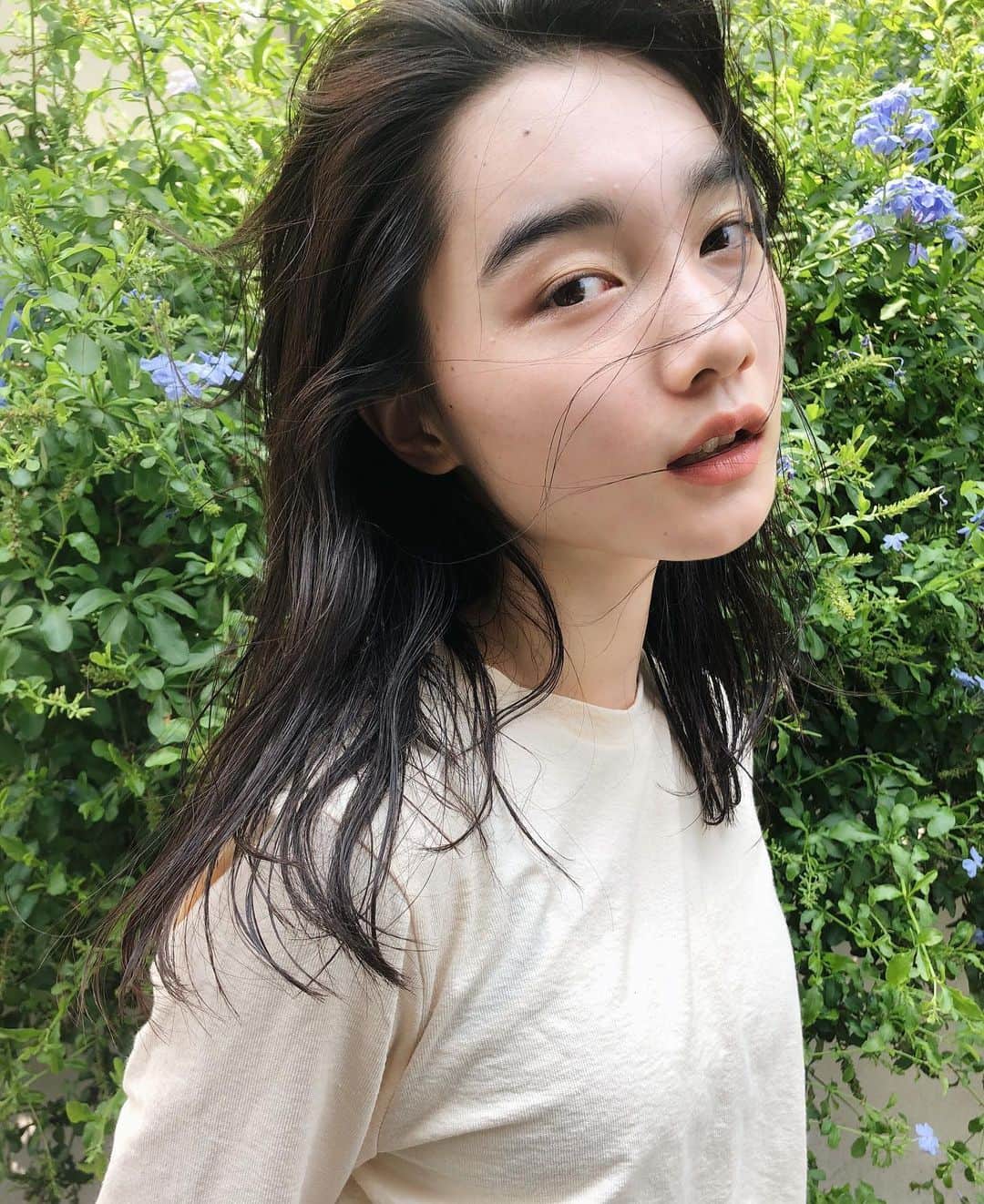 カワシリアツシのインスタグラム：「ななちゃん久しぶり☺︎ 今週はご予約まだおとりできます🙆‍♂️ ・ ・ ・ ・ブリーチの回数がわからない。 ・値段が気になる。 ・ダメージが心配。など なんでもご気軽にご相談ください😊 ・ ご予約やご相談はDM・LINEにて待ちしております。 ・ ・ ・  #アディクシー #イルミナカラー  #外国人風カラー #ミニボブ #切りっぱなしボブ #ハイライト #外ハネあ #グラデーション #外国人風 #ポートレート #美容室 #美容院 #美容学生 #撮影 #東京 #渋谷  #ショートヘア #グレージュ  #ブルージュ #ブリーチ #portrait #フィルムカメラ #hairstyle #ショートカット #haircolor #ハイトーン #데일리룩 #时尚 #แฟชั่น#デジキュア」