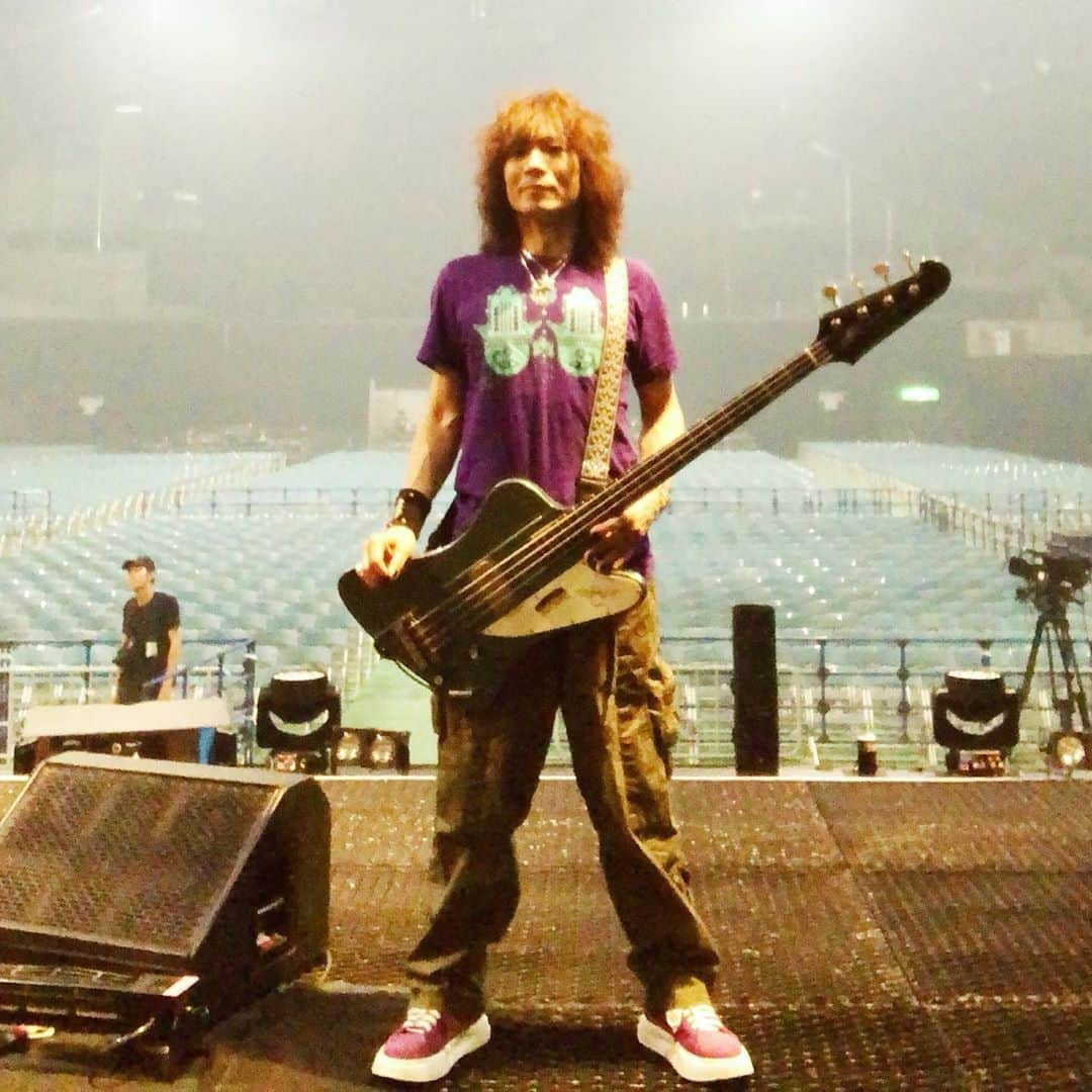 広瀬"HEESEY"洋一さんのインスタグラム写真 - (広瀬"HEESEY"洋一Instagram)「THE YELLOW MONKEY SUPER JAPAN TOUR 2019 『-GRATEFUL SPOONFUL-』。本日は宮城セキスイハイムスーパーアリーナDAY 2。 昨夜の DAY 1=ラスト♦️、まんずまぁえらいいがったなやー。 LAで買った♡がデザインされたちょいとサイケでナイスカラーのTシャツを着てリハ。 ♥️のセットリストも遂に最終日だっちゃね。 いぎなし盛り上がっぺっちゃー♥️」8月4日 14時18分 - heesey0419