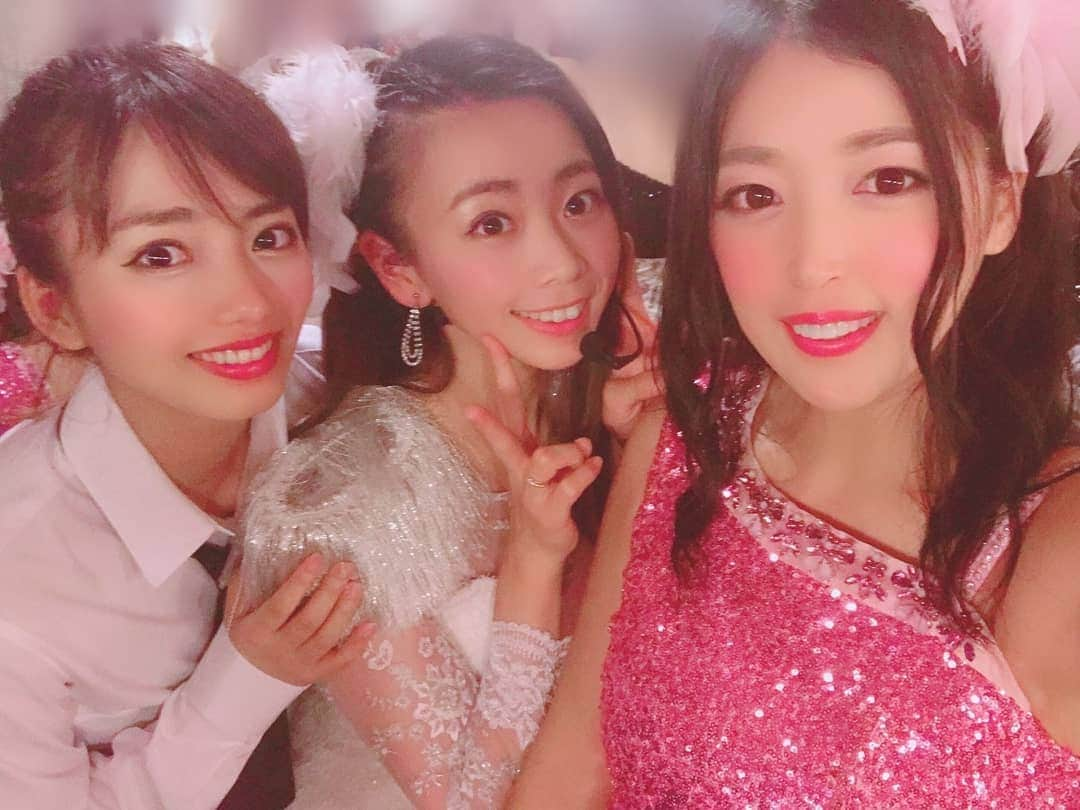 畠山智妃さんのインスタグラム写真 - (畠山智妃Instagram)「SDN公演★参加した曲&衣装❤①  Overture〜・SaturdayNightParty・never!・BlackBoy☺♪ 卒業コンサートで作っていただいた衣装をまた着させていただけました♡✨ 一曲目から白衣装🌼 二曲目からピンク衣装🌹 三曲目から青衣装💐と、どんどん増えて行きます。  一曲目のサタパーの始まる前は、 閉じた幕の中で後ろ向き待機なんだけど、これが、もーーーーーーー❗❗❗❗❗❗緊張するんです(； ･`ω･´)フラつかないように💦少しでも指が動いたり肩が動くのも目立ってしまうから、緊張を隠しながら静かに深呼吸してた…。 バレなかったかなぁぁぁ？？ そして、二曲目never!ではピンクチームが可愛くセクシーに歌ってくれるのが見所ですよね♡ Bar🥂で飲んでる可愛い女性がテーマ…じゃなかったっけ？（笑） 勝手な想像かもしれませんが…(´-﹏-`；)でも、メンバーが美人ばっかだから、そう見えてしまってたのは私だけじゃないはず…？？ 三曲目のBlackBoyで18人集まって前奏を踊りだすところは、 当時も、もちろん今回も鳥肌が立ちます。なんせ、ひろみんとはるかが踊りだしてくれるんだもんね😯❗ みんなが揃ってみんなのパワーが爆発するんです。かっこいいんです✨  今回も踊りながら感動しちゃったなぁ。。。こんな素敵なステージで踊れてる幸せを噛み締めて…😌✨ 素敵な衣装も着られて幸せ者です💕  当時より、 大人になって着こなせてた…？かな😋  #sdn48 #衣装も最高 #芹那 #なぜか手を繋いでる #1枚目の #手束真知子りん可愛い(笑) #なちゅ #と言えばひまわり #西国原礼子 #はいつまでも私の母」8月4日 14時20分 - chaki_wooper