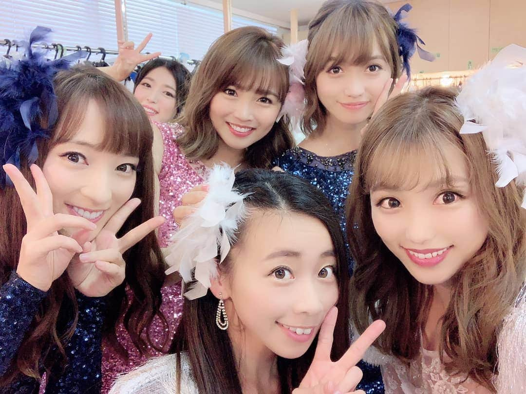 畠山智妃さんのインスタグラム写真 - (畠山智妃Instagram)「SDN公演★参加した曲&衣装❤①  Overture〜・SaturdayNightParty・never!・BlackBoy☺♪ 卒業コンサートで作っていただいた衣装をまた着させていただけました♡✨ 一曲目から白衣装🌼 二曲目からピンク衣装🌹 三曲目から青衣装💐と、どんどん増えて行きます。  一曲目のサタパーの始まる前は、 閉じた幕の中で後ろ向き待機なんだけど、これが、もーーーーーーー❗❗❗❗❗❗緊張するんです(； ･`ω･´)フラつかないように💦少しでも指が動いたり肩が動くのも目立ってしまうから、緊張を隠しながら静かに深呼吸してた…。 バレなかったかなぁぁぁ？？ そして、二曲目never!ではピンクチームが可愛くセクシーに歌ってくれるのが見所ですよね♡ Bar🥂で飲んでる可愛い女性がテーマ…じゃなかったっけ？（笑） 勝手な想像かもしれませんが…(´-﹏-`；)でも、メンバーが美人ばっかだから、そう見えてしまってたのは私だけじゃないはず…？？ 三曲目のBlackBoyで18人集まって前奏を踊りだすところは、 当時も、もちろん今回も鳥肌が立ちます。なんせ、ひろみんとはるかが踊りだしてくれるんだもんね😯❗ みんなが揃ってみんなのパワーが爆発するんです。かっこいいんです✨  今回も踊りながら感動しちゃったなぁ。。。こんな素敵なステージで踊れてる幸せを噛み締めて…😌✨ 素敵な衣装も着られて幸せ者です💕  当時より、 大人になって着こなせてた…？かな😋  #sdn48 #衣装も最高 #芹那 #なぜか手を繋いでる #1枚目の #手束真知子りん可愛い(笑) #なちゅ #と言えばひまわり #西国原礼子 #はいつまでも私の母」8月4日 14時20分 - chaki_wooper