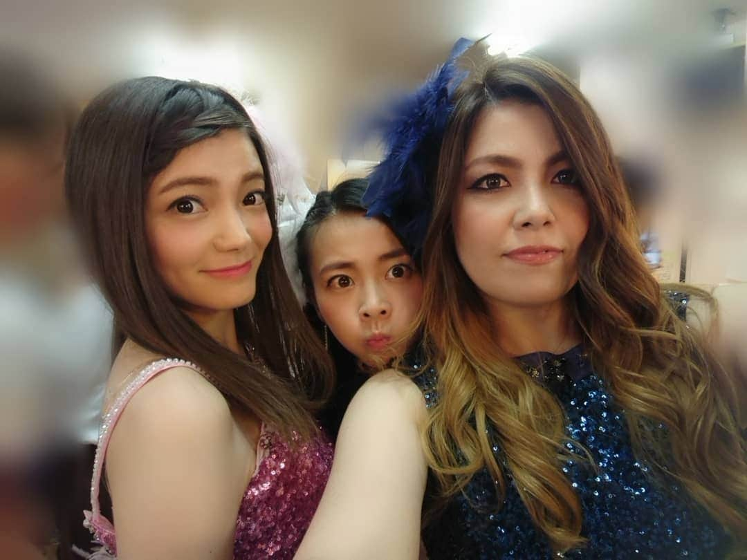 畠山智妃さんのインスタグラム写真 - (畠山智妃Instagram)「SDN公演★参加した曲&衣装❤①  Overture〜・SaturdayNightParty・never!・BlackBoy☺♪ 卒業コンサートで作っていただいた衣装をまた着させていただけました♡✨ 一曲目から白衣装🌼 二曲目からピンク衣装🌹 三曲目から青衣装💐と、どんどん増えて行きます。  一曲目のサタパーの始まる前は、 閉じた幕の中で後ろ向き待機なんだけど、これが、もーーーーーーー❗❗❗❗❗❗緊張するんです(； ･`ω･´)フラつかないように💦少しでも指が動いたり肩が動くのも目立ってしまうから、緊張を隠しながら静かに深呼吸してた…。 バレなかったかなぁぁぁ？？ そして、二曲目never!ではピンクチームが可愛くセクシーに歌ってくれるのが見所ですよね♡ Bar🥂で飲んでる可愛い女性がテーマ…じゃなかったっけ？（笑） 勝手な想像かもしれませんが…(´-﹏-`；)でも、メンバーが美人ばっかだから、そう見えてしまってたのは私だけじゃないはず…？？ 三曲目のBlackBoyで18人集まって前奏を踊りだすところは、 当時も、もちろん今回も鳥肌が立ちます。なんせ、ひろみんとはるかが踊りだしてくれるんだもんね😯❗ みんなが揃ってみんなのパワーが爆発するんです。かっこいいんです✨  今回も踊りながら感動しちゃったなぁ。。。こんな素敵なステージで踊れてる幸せを噛み締めて…😌✨ 素敵な衣装も着られて幸せ者です💕  当時より、 大人になって着こなせてた…？かな😋  #sdn48 #衣装も最高 #芹那 #なぜか手を繋いでる #1枚目の #手束真知子りん可愛い(笑) #なちゅ #と言えばひまわり #西国原礼子 #はいつまでも私の母」8月4日 14時20分 - chaki_wooper