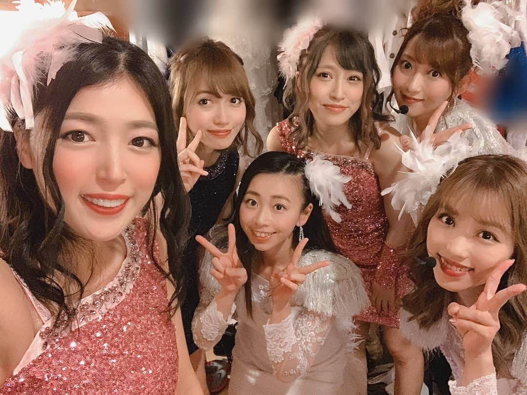 畠山智妃さんのインスタグラム写真 - (畠山智妃Instagram)「SDN公演★参加した曲&衣装❤①  Overture〜・SaturdayNightParty・never!・BlackBoy☺♪ 卒業コンサートで作っていただいた衣装をまた着させていただけました♡✨ 一曲目から白衣装🌼 二曲目からピンク衣装🌹 三曲目から青衣装💐と、どんどん増えて行きます。  一曲目のサタパーの始まる前は、 閉じた幕の中で後ろ向き待機なんだけど、これが、もーーーーーーー❗❗❗❗❗❗緊張するんです(； ･`ω･´)フラつかないように💦少しでも指が動いたり肩が動くのも目立ってしまうから、緊張を隠しながら静かに深呼吸してた…。 バレなかったかなぁぁぁ？？ そして、二曲目never!ではピンクチームが可愛くセクシーに歌ってくれるのが見所ですよね♡ Bar🥂で飲んでる可愛い女性がテーマ…じゃなかったっけ？（笑） 勝手な想像かもしれませんが…(´-﹏-`；)でも、メンバーが美人ばっかだから、そう見えてしまってたのは私だけじゃないはず…？？ 三曲目のBlackBoyで18人集まって前奏を踊りだすところは、 当時も、もちろん今回も鳥肌が立ちます。なんせ、ひろみんとはるかが踊りだしてくれるんだもんね😯❗ みんなが揃ってみんなのパワーが爆発するんです。かっこいいんです✨  今回も踊りながら感動しちゃったなぁ。。。こんな素敵なステージで踊れてる幸せを噛み締めて…😌✨ 素敵な衣装も着られて幸せ者です💕  当時より、 大人になって着こなせてた…？かな😋  #sdn48 #衣装も最高 #芹那 #なぜか手を繋いでる #1枚目の #手束真知子りん可愛い(笑) #なちゅ #と言えばひまわり #西国原礼子 #はいつまでも私の母」8月4日 14時20分 - chaki_wooper