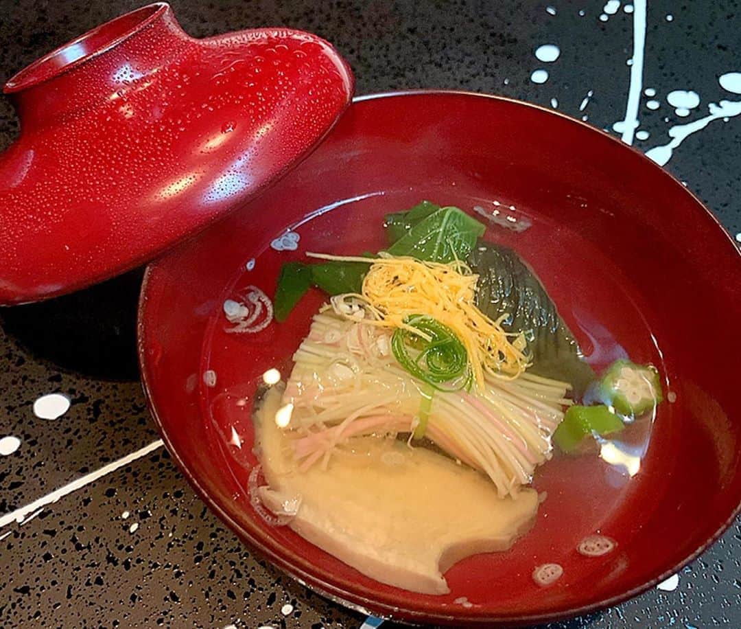 百合華さんのインスタグラム写真 - (百合華Instagram)「東京の西麻布にある10年連続ミシュランで星を獲得されておられる日本料理の名店『ラ・ボンバンス』の京都店『La BOMBANCE 祇園』にてディナータイム🍽﻿ ﻿ 創作日本料理のコースはなんと暗号メニューなんです😳﻿ ﻿ 運ばれてくるお料理の説明を聞きながらなぞなぞの答え合わせww🎶﻿ ﻿ ラボンバンス名物のフカヒレ・フォアグラ・トリュフの茶碗蒸し✨三冠王✨は、京都店でも召し上がれるとの事で間違いなしに大変美味で御座いました💕﻿ ﻿ コース料理の続きはまた次回UP致します🥰﻿ ﻿ #京都 ﻿ #東山﻿ #祇園﻿ #ミシュラン﻿ #ミシュラン掲載店 ﻿ #ラボンバンス﻿ #ラボンバンス祇園﻿ #labombance﻿ #LaBOMBANCE祇園﻿ #日本料理﻿ #創作料理﻿ #ディナータイム﻿ #暗号メニュー﻿ #フカヒレ﻿ #フォアグラ﻿ #トリュフ」8月4日 14時20分 - yurika.lovelily
