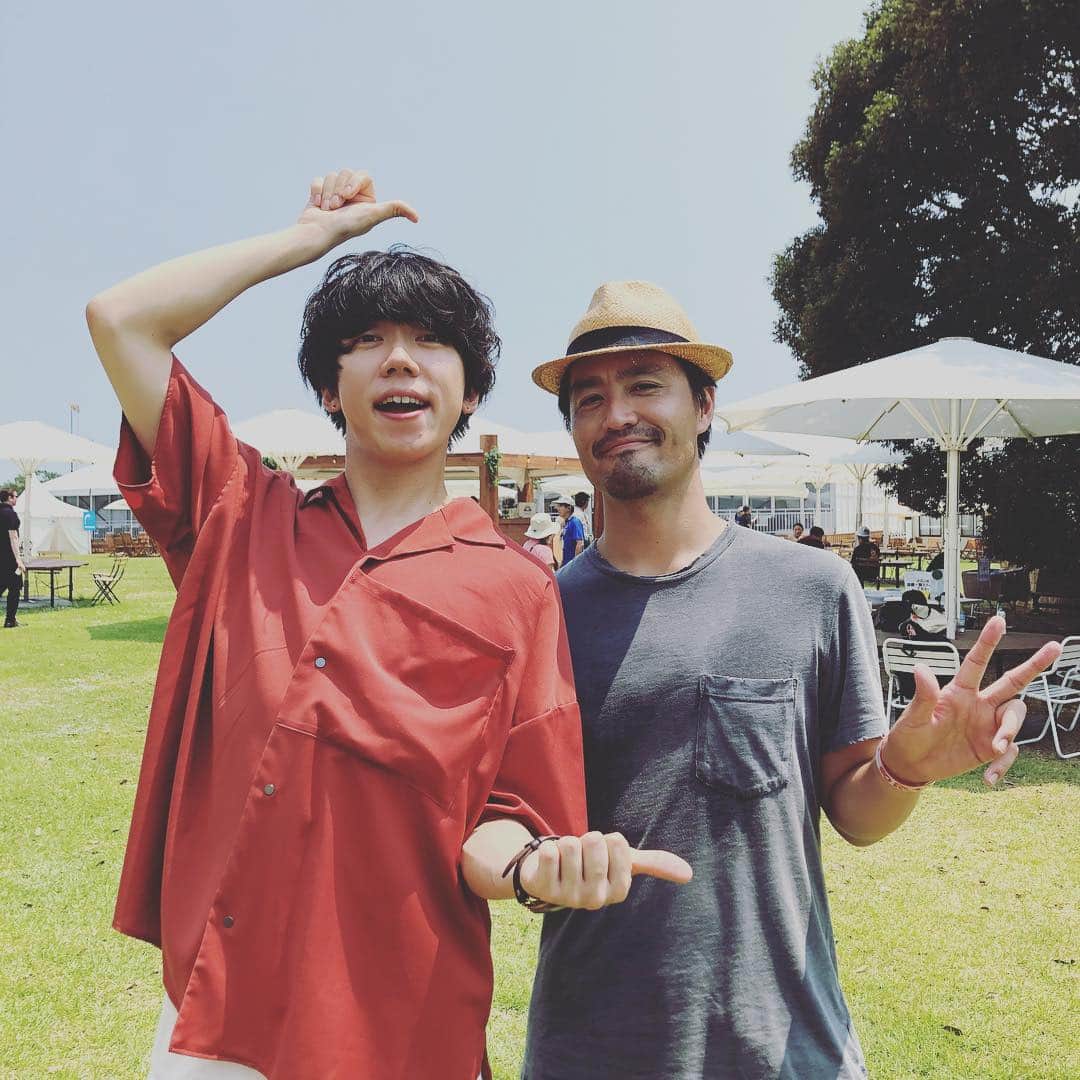 ISEKIのインスタグラム：「昨日のロッキンジャパンにて 去年の #毎日がクリスマス にも出演してくれた #sumika から  #片岡健太  とパシャリ📷 想いが直球でガツンと 伝わる最強Liveでした✨」