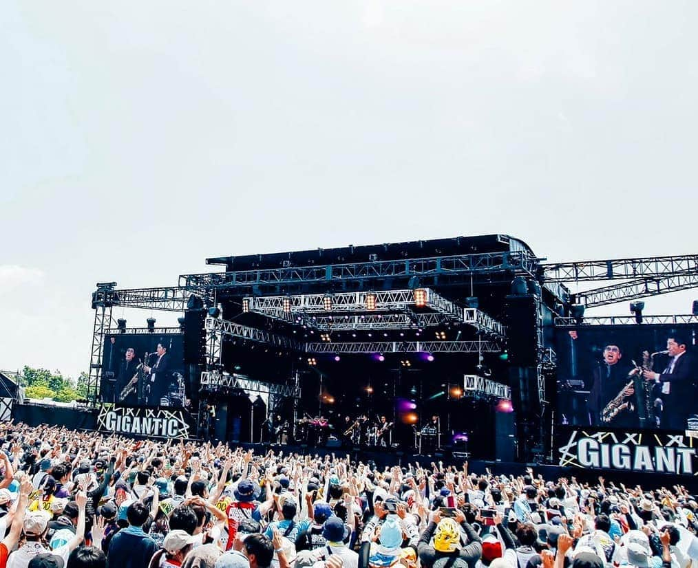 谷中敦さんのインスタグラム写真 - (谷中敦Instagram)「OSAKA GIGANTIC ROCK FESTIVAL 2019 スカパラはGIGANTICステージのトップバッターでした。午前11時からの熱狂をありがとう！お客さんみんなに感謝です。暑さに気をつけつつ最後までたっぷり音楽に幸せにしてもらってくださいね。  三枚目はトリを飾るウルフルズのトータス松本(同い年、同じ敦！笑)に会ったのでスカパラNARGOと一緒に。トータスのリラックス＋オープンなエナジーはいつも元気貰います。トータスは歩くパワースポットだね！笑 写真一緒にありがとう。  #ジャイガ #トータス松本  #ウルフルズ #敦」8月4日 14時34分 - a.yanaka