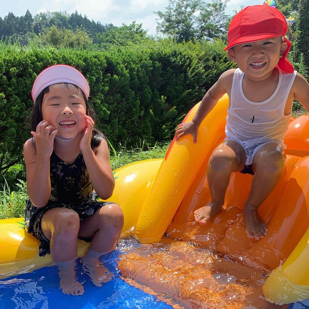 都竹悦子さんのインスタグラム写真 - (都竹悦子Instagram)「幼稚園の赤白帽子が今日も大活躍。  #宝物 #夏休み #毎日元気 #愛おしくて #5歳8ヶ月 #3歳7ヶ月」8月4日 14時35分 - etsukotsuzuku