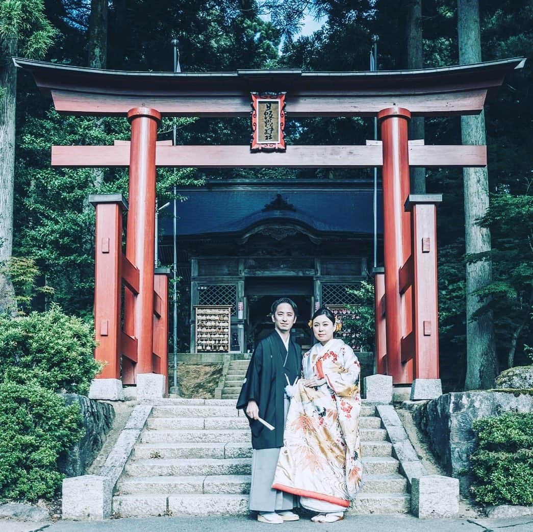 のインスタグラム：「旦飯野神社  神社婚 ✨ #五十嵐邸ウエディング  #邸宅ウェディング #古民家ウェディング  #五十嵐邸ウエディング  #貸切結婚式 #貸切ウェディング #大人ウェディング #おしゃれ花嫁  #新潟ウェディング #新潟花嫁 #新潟プレ花嫁 #プレ花嫁 #卒花嫁 #卒花  #結婚式 #結婚式準備 #花嫁準備 #ブライダルフォト #ウエディングフォト  #2019夏婚 #2019秋婚 #2019冬婚 #婚約 #小さなウェディング  #花嫁さんと繋がりたい #日本中のプレ花嫁さんと繋がりたい」