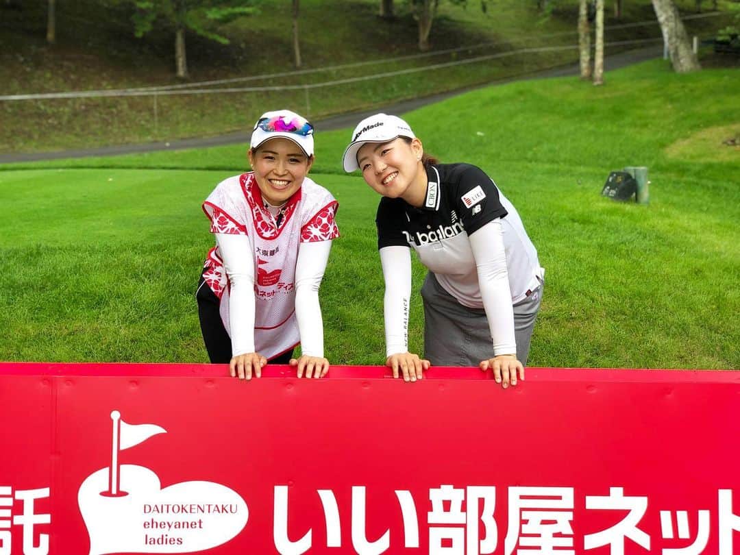 山内日菜子のインスタグラム：「． 大東建託・いい部屋ネットレディス たくさんのご声援ありがとうございました！ ． 実は、「大東建託未来アスリートプロジェクト」というプロジェクトがあり、私は4年ほど前から支援して頂いていて、一応今大会のホステスプロとしてこの試合に出させてもらいました！ 悔しい結果でしたが、 鳴沢ゴルフ倶楽部は、本当に難しくて、でもとても綺麗なコースなので大好きです！ 来年、リベンジしますっ！ ． キャディは毎年、 山梨学院大学の時の友人にお願いしていて、今年もやってもらいました！ くだらない事で笑ってばっかりの１週間でした笑笑 ． 亜美ちゃんは、今年プロテストを 受けます！！ 同じツアーで戦えるのを楽しみにしています😌 お互いがんばろーーー！ #大東建託 #大東建託未来アスリートプロジェクト #チーム大東」