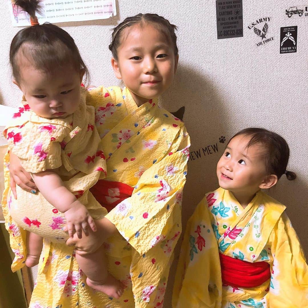 美奈子さんのインスタグラム写真 - (美奈子Instagram)「お祭り～！！ 昨日は近くで お祭りがあったので 浴衣をきて行ってきました✨  うちは女子ばっかなので 着たいメンバーは着せたんだけど 5人の着付け😁 おチビーズたちは 黄色で揃えました💕  かわええやーーーん。。 お祭り楽しかったね💕  #お祭り #浴衣 #美奈子」8月4日 14時49分 - minako_official