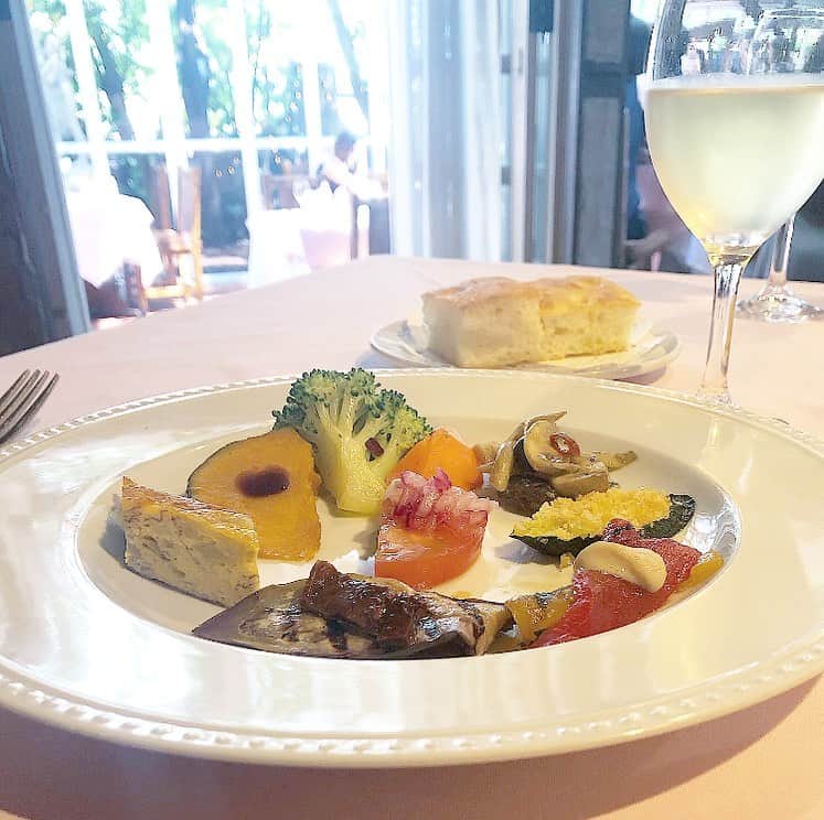 榊山敬代のインスタグラム：「🍝… ・  ８月最初の日曜日は  おひさしぶりに イタリアンの巻  白ワインとひんやり アンティパストから ゆるり美味しく堪能  タリアテッレは ブルーチーズの 濃厚な隠し味に 口当たりBuono  店内は夏休みな気配で バカンスなランチ気分  充電完了…🔌… ・ ・  #また行きたい ・ ・ ・ ・ 🎐次回展示のお知らせ… ・  榊山敬代 日本画展 「浄」Kiyoshi 泥水に咲く蓮のように  会期：令和元年 9月21日(土)／22日(日)／23日(月・祝) 会場：池上大坊本行寺客殿１階　牡丹／桔梗之間  開館時間／午前10時から午後3時　 作家在廊時間／全日午後12時から15時 入場料／無料  アクセス／東京都大田区池上2-10-5（都営浅草線西馬込駅・東急池上線池上駅より、いずれも徒歩10分） http://www.hongyozi.or.jp/ ・ ・ ・  この度は 東京は池上大坊本行寺にて 蓮をモチーフに 福島県いわき市のお寺より ご依頼いただき制作しました作品をはじめ いわき市のお寺からインスピレーションを いただき 仏教の説法のひとコマであります 八正道をテーマにしました新作を お披露目させていただきます  三日間と短い会期ではございますが お彼岸の季節に 情緒あるお寺の景観の中で 日本画とこころ浄らかなひとときへ ご案内できればとおもいます  本行寺から本門寺へと続く境内では都心を忘れるような壮観な眺めもございます 展示の他にも見所豊かなお寺ですのでこの機会にゆっくりとご堪能ください  個展開催につきましてのこころざしや 新作に対しての姿勢などはブログなど 少しずつ更新していきたくおもいます  チラシ掲載作品 八正道〈弐〉正しい心を灯して生きるとき 〈正命・正精進・正念・正定 図〉 制作 平成31年／絹本・彩色 ・ ・ ---------------------------------------- ・ ・ ・・ ・ ・ #ランチ #lunch #Tokyo  #イタリアン  #パスタ #🍝 #pasta #タリアテッレ #Italian #tagliatelle #ポルチーニ #porcino #antipasto  #外食 #food #Buono  #foodie #wine #白ワイン #bianco #oasis  #日本画家 の #外出こんなもん  #日本画家 の #外出こんなもん #気分転換 #夏休みの過ごし方 #summer」