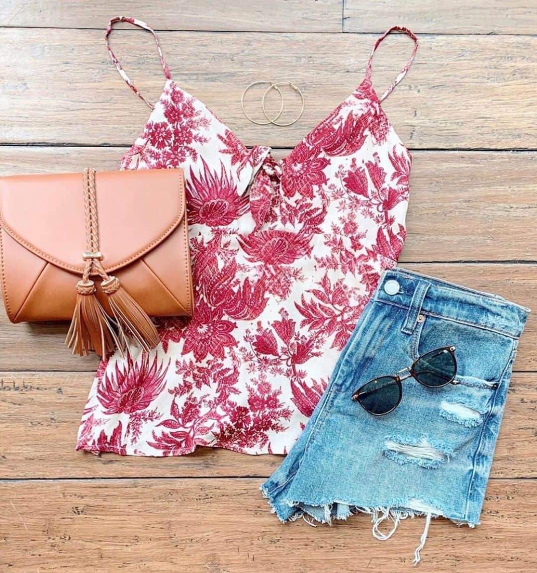 チェイサーのインスタグラム：「this pattern is so cute 😍 🌸 #chaserbrand #florals #floraltop #summerflorals #flatlay @luciaboutique」