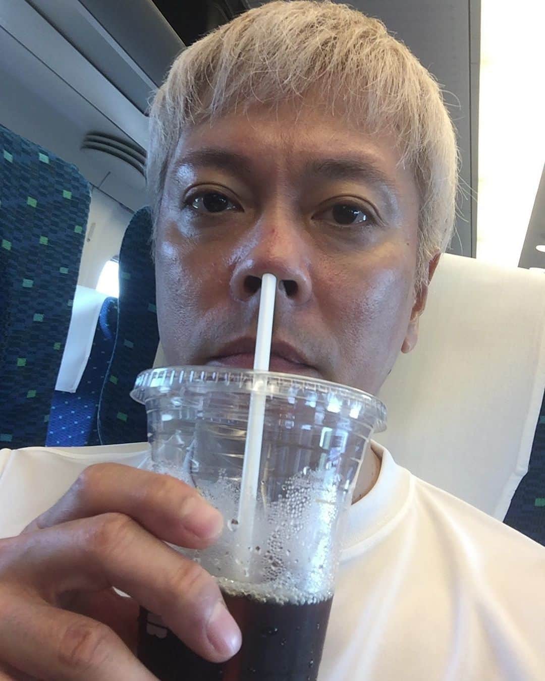 大森はじめさんのインスタグラム写真 - (大森はじめInstagram)「アイスコーヒーと帰宅🚅 #スカパラ #ジャイガ #新幹線 #アイスコーヒー」8月4日 14時47分 - h.omori