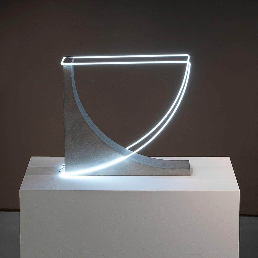 Design Milkさんのインスタグラム写真 - (Design MilkInstagram)「French artist #MorganeTschiember explores the relationships between shape, space and form with “Open Space,” a collection of #lightsculptures she created using concrete and fluorescent light tubing.」8月4日 14時59分 - designmilk