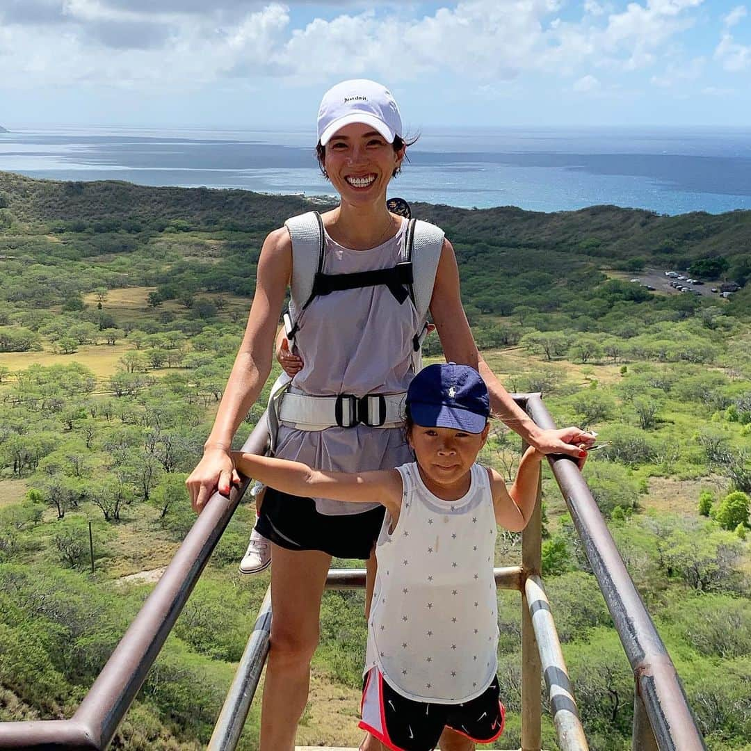 正中雅子さんのインスタグラム写真 - (正中雅子Instagram)「頂上は絶景⛰🤙✨ * 私は爽快な顔だけど、この場所風もすごくて娘は怖かったらしい😂ちなみに、息子も後ろで「くわいぃ〜(こわい〜)」と言っていた笑 * また降ったあとの、パイナップルジューズも最高だったね🍍 * 息子はどの様な気持ちで背中にいたのかは不明だけど笑、娘にとって楽しい思い出になってたらいいな☺︎ * 👶🏻が触ってて消えちゃったので再投稿🙇‍♀️ * #Diamondheadhike#Diamondhead#ダイヤモンドヘッド#ハイキング #夏休み #hawaii#ハワイ# #hawaiitrip#子連れハワイ#familytravel #waikiki #masacotravel#夏休み#vacation#家族旅行」8月4日 14時58分 - masacoshonaka