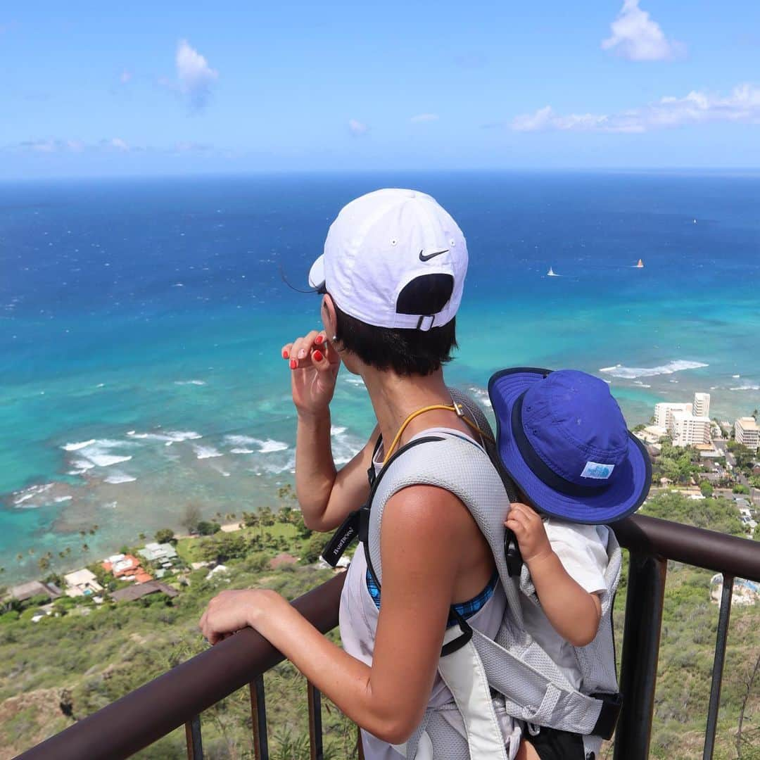 正中雅子さんのインスタグラム写真 - (正中雅子Instagram)「頂上は絶景⛰🤙✨ * 私は爽快な顔だけど、この場所風もすごくて娘は怖かったらしい😂ちなみに、息子も後ろで「くわいぃ〜(こわい〜)」と言っていた笑 * また降ったあとの、パイナップルジューズも最高だったね🍍 * 息子はどの様な気持ちで背中にいたのかは不明だけど笑、娘にとって楽しい思い出になってたらいいな☺︎ * 👶🏻が触ってて消えちゃったので再投稿🙇‍♀️ * #Diamondheadhike#Diamondhead#ダイヤモンドヘッド#ハイキング #夏休み #hawaii#ハワイ# #hawaiitrip#子連れハワイ#familytravel #waikiki #masacotravel#夏休み#vacation#家族旅行」8月4日 14時58分 - masacoshonaka