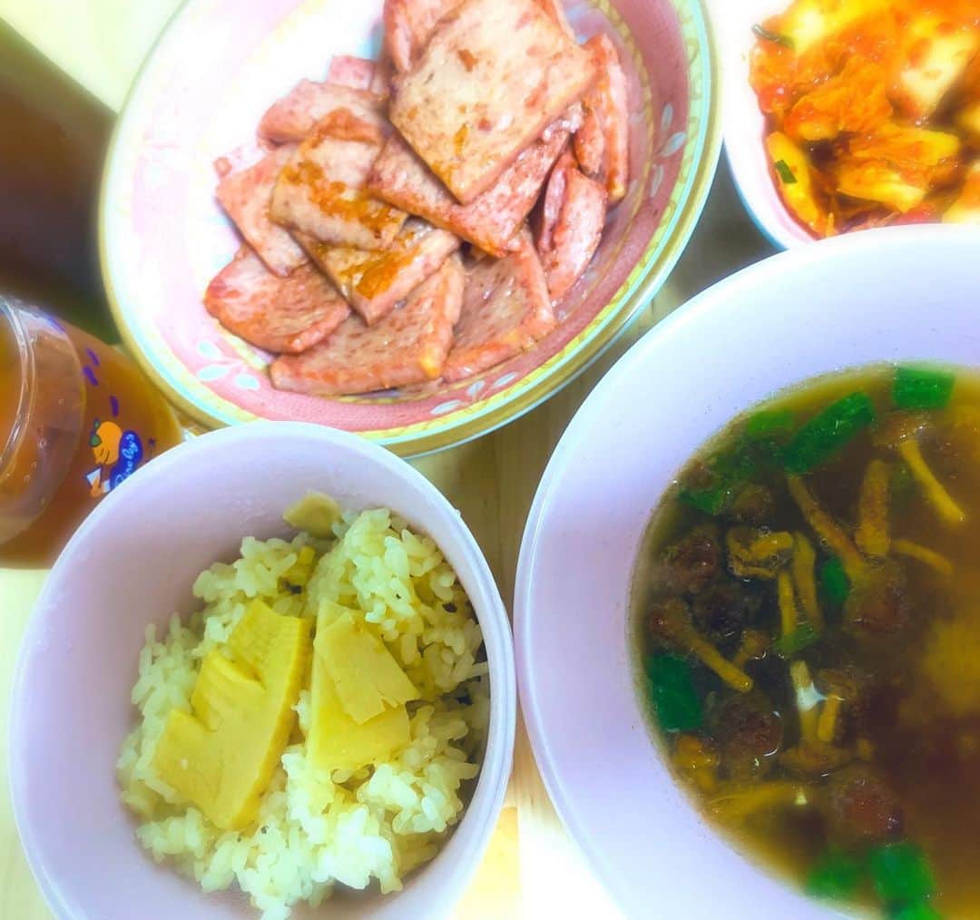 浜平恭子さんのインスタグラム写真 - (浜平恭子Instagram)「今日のランチは筍ご飯と赤だしと焼きスパムとキムチと麦茶(๑′ᴗ‵๑)🇯🇵🇺🇸🇰🇷 食べたいものを全部作ったら、凄いラインナップに…（笑） 日本では殆ど食べたことが無かったスパム、韓国に来て頻繁に食べるようになりました🐖 良い意味でワルい味😎 火を通すと益々旨味が増しますね💖 ご馳走様でした🙏 筍＝죽순🎋  #日韓夫婦 #日韓往復 #ラジオDJ #浜平恭子 #KissFMKOBE #한일커플 #한일부부 #한일왕복 #라디오DJ #하마히라쿄코 #韓国生活 #筍 #筍ご飯 #スパム #赤だし #麦茶 #おーいお茶 #죽순밥 #죽순 #리챔 #스팸 #김치 #요리 #ランチ #お昼ご飯」8月4日 15時07分 - hamahi1231