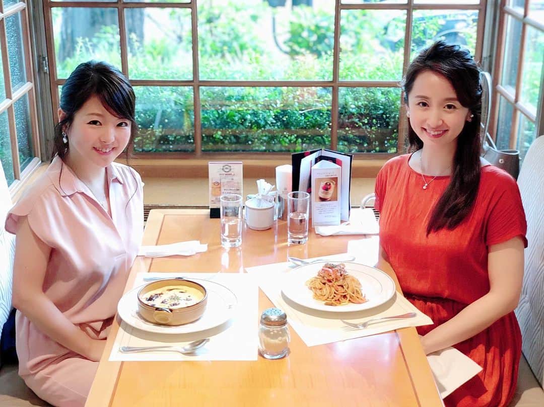 小野恵美のインスタグラム：「今日からYOKOHAMA My Choice！の後任パーソナリティを務めている荻野仁美さん😊  元局アナ、同い年、その他たくさんの共通点があり！引き継ぎのご挨拶のときに早速仲良くなりました💕嬉しい😆  先日は2人で横浜ランチ♫ せっかくなので横浜グルメを🍽と思い、ホテルニューグランドの横浜発祥メニューを堪能☺️ 色んなお話ができて楽しかったー！ #横浜 #横浜市 #ラジオ #radio #横浜グルメ #横浜発祥 #ホテルニューグランド #ランチ #共通点がたくさん #フリーアナウンサー #パーソナリティ #fmyokohama #yokohamamychoice」
