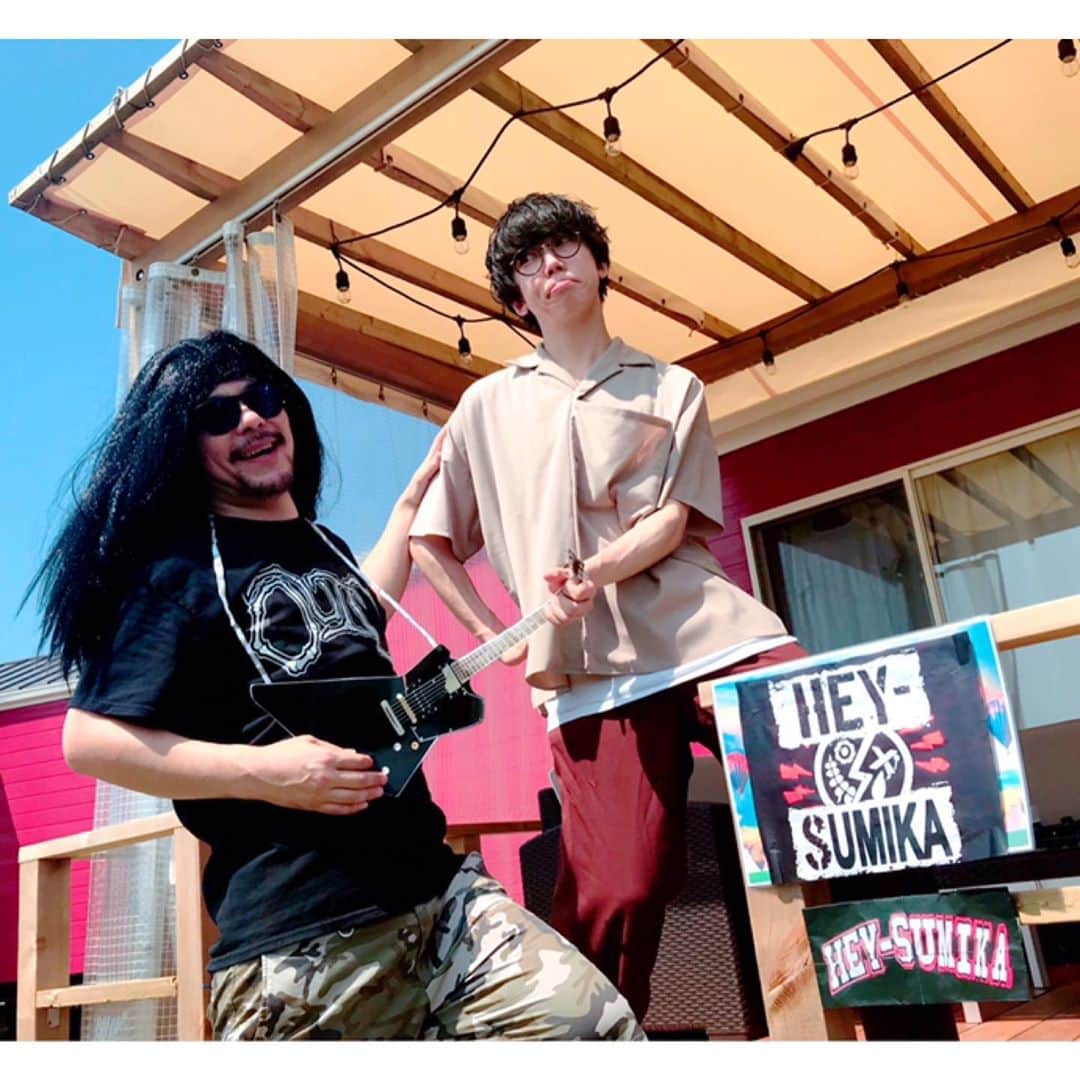 マキシマム ザ ホルモンのインスタグラム：「【悲報】本日、ホルモンが出演する" ジャイガ OSAKA GIGANTIC ROCK FES 2019"にて、sumikaの片岡健太(Vo/Gt)が、先週の男鹿ナマハゲフェスに現れたHEY-SMITHイガリ風の男・オガリによる"オガオガ詐欺"の被害にあい、バンドが乗っ取られ"HEY-SUMIKA"となり、国内に2つの"ヘイスミ"が存在する事態に。  現在、本家ヘイスミの盟友でありsumikaと同世代のMASATO(coldrain)により鋭意説得交渉中。  オガリと言う名のジャイアンならぬジャイガンの暴走を止めろ！ ノーモアー・ジャイガンリサイタル。  byダイスケはん  #マキシマムザホルモン #ジャイガ #sumika #coldrain #驚異的な早さでカムバックしたイガリに再び何かあったとしてもこちらはいつでもスクランブル体制できてます #同じ頚椎ヘルニア手術を受けた者としてネプチューン名倉さんの件は他人事とは思えない #名倉さんの切れ味あるツッコミが再び見れる日を手術を受けた首を長くして待ってます #名倉さん枠のスクランブル体制も整ってます」