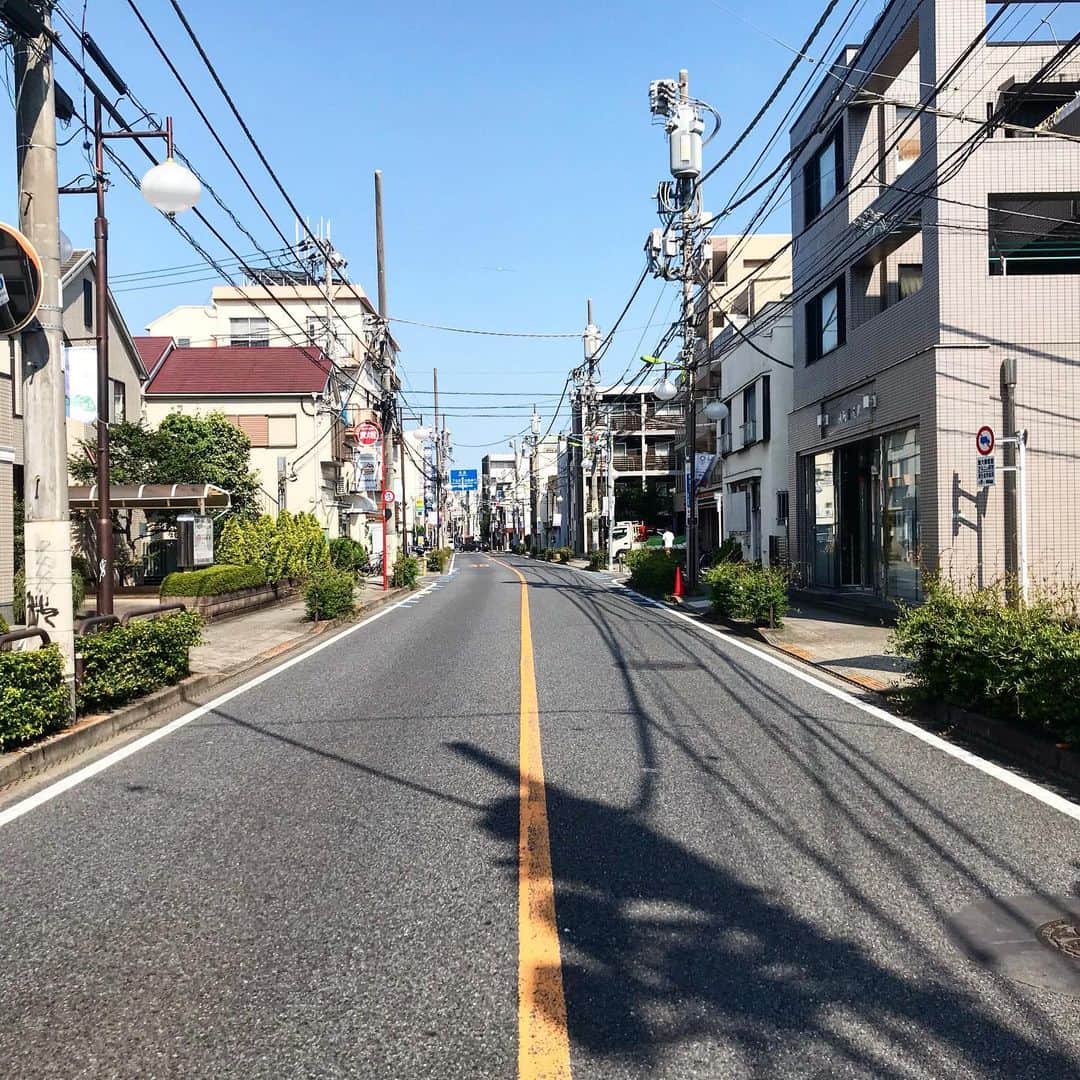本間昭光のインスタグラム：「暑い。。淡島通り」