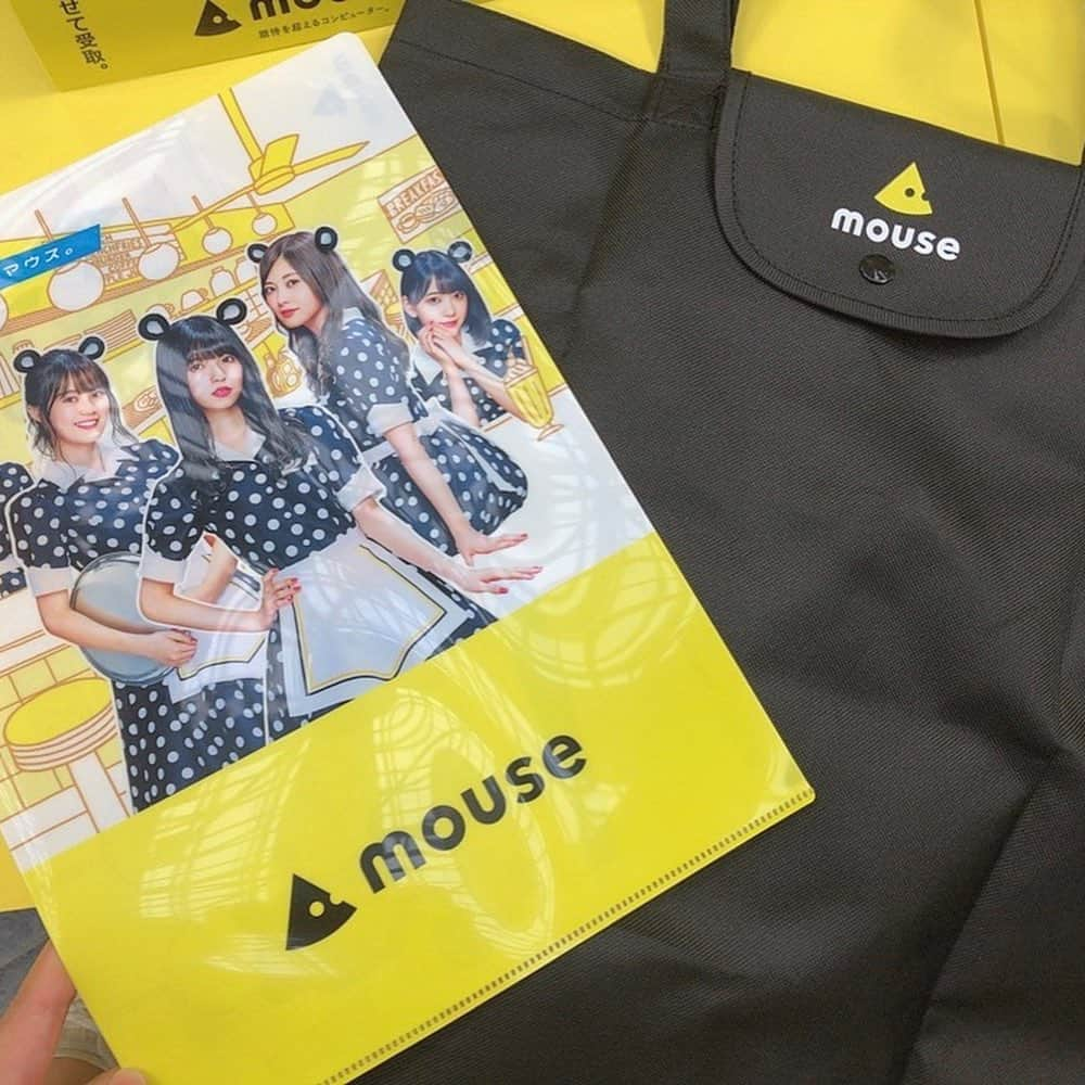 伊藤沙菜さんのインスタグラム写真 - (伊藤沙菜Instagram)「・ mouse🧀 あなたに会いに行きマウスに えつこと参加してきました💁🏻‍♀️ @0926etsuko  ㅤㅤㅤㅤㅤㅤㅤㅤㅤㅤㅤㅤㅤ 8月25日まで新千歳空港で イベントやっているのだが、 なんと‼️北海道初上陸です‼️ ㅤㅤㅤㅤㅤㅤㅤㅤㅤㅤㅤㅤㅤ 日本製のパソコンということで なんだか嬉しいし使いやすそうだし めっちゃくちゃ欲しくなった🙋🏻‍♀️🙋🏻‍♀️🙋🏻‍♀️❤️ ㅤㅤㅤㅤㅤㅤㅤㅤㅤㅤㅤㅤㅤ ノート型パソコンは とても軽くてびっくりしました😳😳😳✨ ㅤㅤㅤㅤㅤㅤㅤㅤㅤㅤㅤㅤㅤ 自分の使う内容によってカスタマイズできちゃうのが 画期的🤔 ㅤㅤㅤㅤㅤㅤㅤㅤㅤㅤㅤㅤㅤ オリジナルのエコバックとファイルももらえちゃうので是非参加してみてください🙆🏻‍♀️🙆🏻‍♀️🙆🏻‍♀️✨ ㅤㅤㅤㅤㅤㅤㅤㅤㅤㅤㅤㅤㅤ  3枚目の動画は必殺ムービー職人の えつこがつくってくれました🙆🏻‍♀️🙆🏻‍♀️🙆🏻‍♀️✨ #北海道初 #マウスキャラバン #パソコン @mouse_computer」8月4日 15時06分 - 37room_official