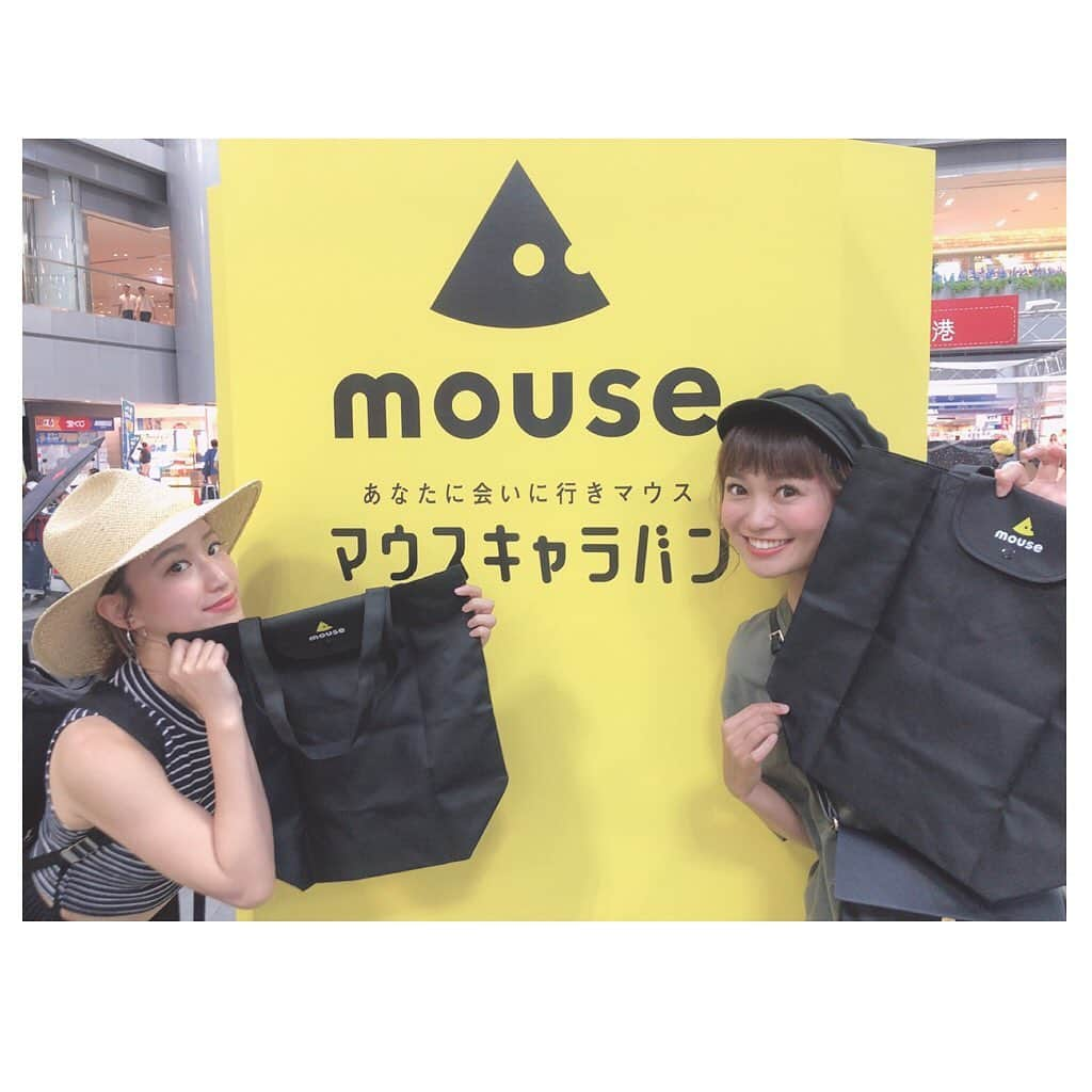 伊藤沙菜さんのインスタグラム写真 - (伊藤沙菜Instagram)「・ mouse🧀 あなたに会いに行きマウスに えつこと参加してきました💁🏻‍♀️ @0926etsuko  ㅤㅤㅤㅤㅤㅤㅤㅤㅤㅤㅤㅤㅤ 8月25日まで新千歳空港で イベントやっているのだが、 なんと‼️北海道初上陸です‼️ ㅤㅤㅤㅤㅤㅤㅤㅤㅤㅤㅤㅤㅤ 日本製のパソコンということで なんだか嬉しいし使いやすそうだし めっちゃくちゃ欲しくなった🙋🏻‍♀️🙋🏻‍♀️🙋🏻‍♀️❤️ ㅤㅤㅤㅤㅤㅤㅤㅤㅤㅤㅤㅤㅤ ノート型パソコンは とても軽くてびっくりしました😳😳😳✨ ㅤㅤㅤㅤㅤㅤㅤㅤㅤㅤㅤㅤㅤ 自分の使う内容によってカスタマイズできちゃうのが 画期的🤔 ㅤㅤㅤㅤㅤㅤㅤㅤㅤㅤㅤㅤㅤ オリジナルのエコバックとファイルももらえちゃうので是非参加してみてください🙆🏻‍♀️🙆🏻‍♀️🙆🏻‍♀️✨ ㅤㅤㅤㅤㅤㅤㅤㅤㅤㅤㅤㅤㅤ  3枚目の動画は必殺ムービー職人の えつこがつくってくれました🙆🏻‍♀️🙆🏻‍♀️🙆🏻‍♀️✨ #北海道初 #マウスキャラバン #パソコン @mouse_computer」8月4日 15時06分 - 37room_official