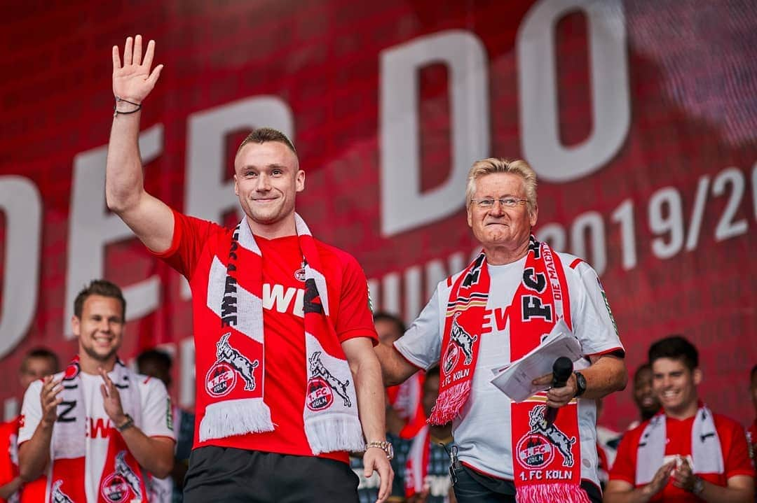 1.FCケルンさんのインスタグラム写真 - (1.FCケルンInstagram)「Traumwetter, kölsche Musik, lachende Gesichter und 50.000 #effzeh-Fans: Die Saisoneröffnung 2019 war einfach schön! 🔴⚪ ___ #Köln #Kölle #Saisoneröffnung」8月5日 2時02分 - fckoeln