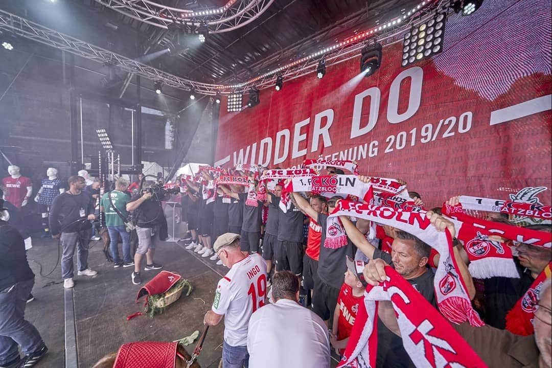 1.FCケルンさんのインスタグラム写真 - (1.FCケルンInstagram)「Traumwetter, kölsche Musik, lachende Gesichter und 50.000 #effzeh-Fans: Die Saisoneröffnung 2019 war einfach schön! 🔴⚪ ___ #Köln #Kölle #Saisoneröffnung」8月5日 2時02分 - fckoeln