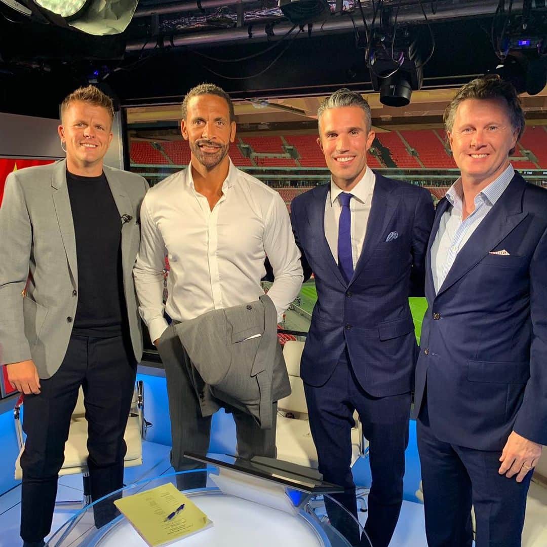 ロビン・ファン・ペルシのインスタグラム：「Had such a great time with the @btsport team today thanks for the warm welcome! Looking forward to the season ahead! Congratulations @mancity on winning the #CommunityShield 🏆」
