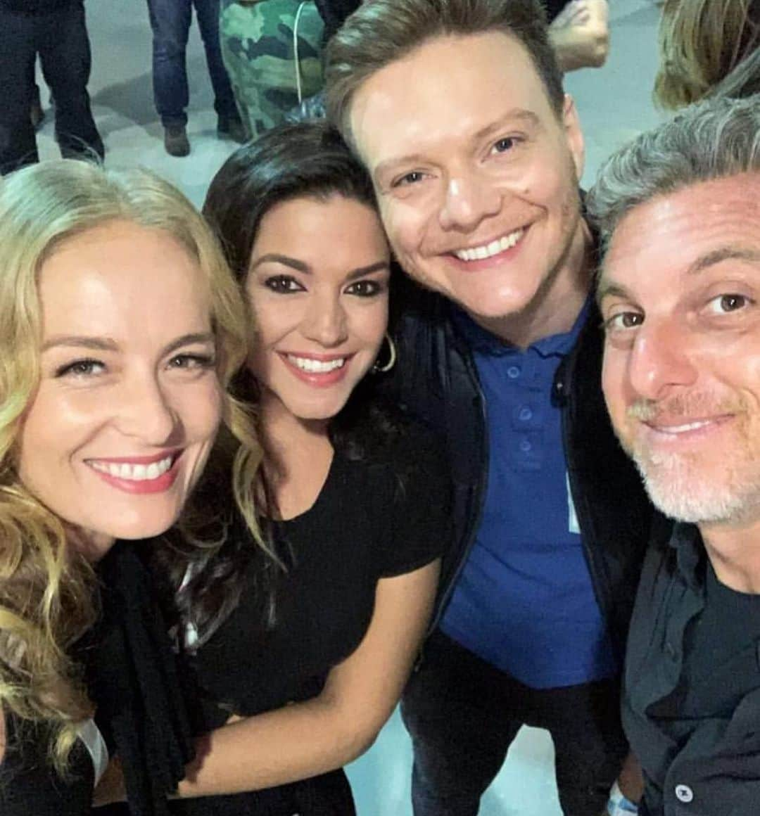 ミシェル・テロさんのインスタグラム写真 - (ミシェル・テロInstagram)「Mais uma do show de ontem! Nossos companheiros de baladinha! @angelicaksy @lucianohuck @tatafersoza」8月5日 1時57分 - micheltelo