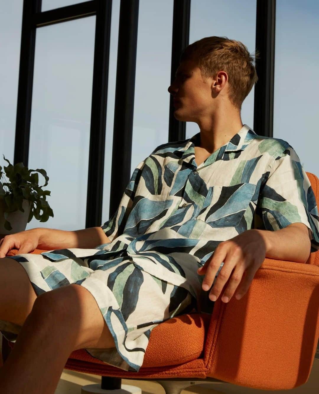MR PORTERのインスタグラム：「If you do insist on lounging, please do so in style. ⁠ -⁠ Printed pyjamas @desmondanddempsey, available now via the link in bio. #MRPORTER」