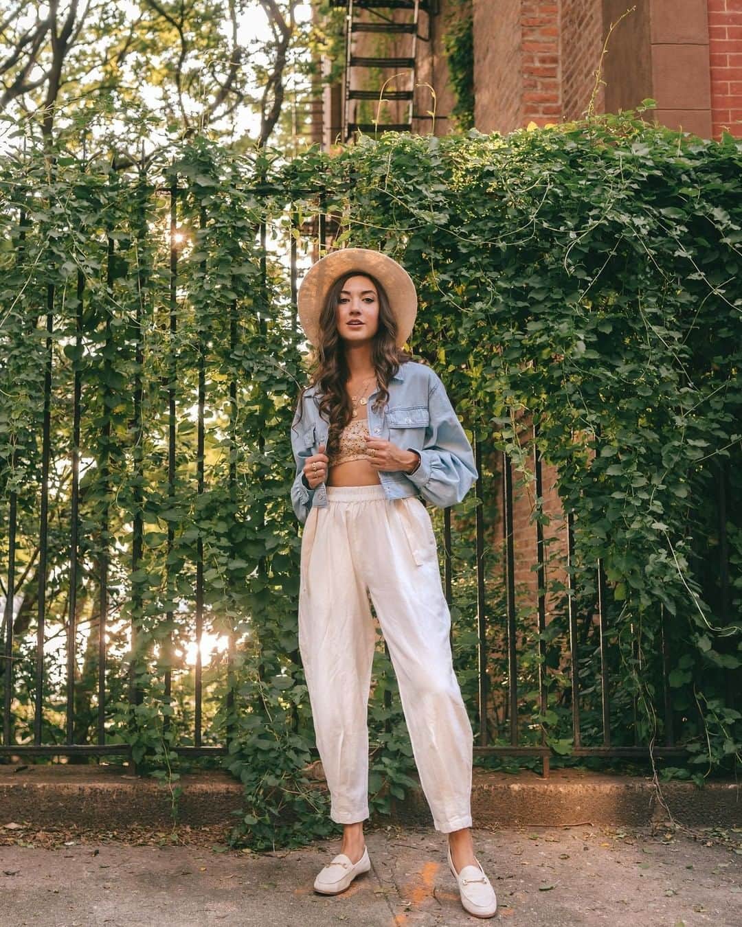 サムエデルマンのインスタグラム：「Sunday in the city ✨ @theincogneatist in our Loraine Loafer!」