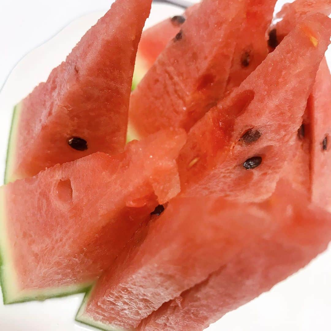 住岡梨奈さんのインスタグラム写真 - (住岡梨奈Instagram)「夏🐞🍉﻿ ツアーまで20日切ったなぁと﻿ 扇風機を強にして、﻿ 冷え枕と友だちなって、﻿ スイカに助けを求めて、﻿ ギターを抱えながら思うのであります。﻿ ﻿ なんというか、楽しみたいっていうのは﻿ 大きな大きな望みなんです。﻿ ﻿ それだけじゃないけど、﻿ 全部ひっくるめて言えば﻿ そういうことなんですよ。﻿ ﻿ だからね、楽しみにしていてね◡̈﻿」8月5日 0時35分 - sumioka_rina