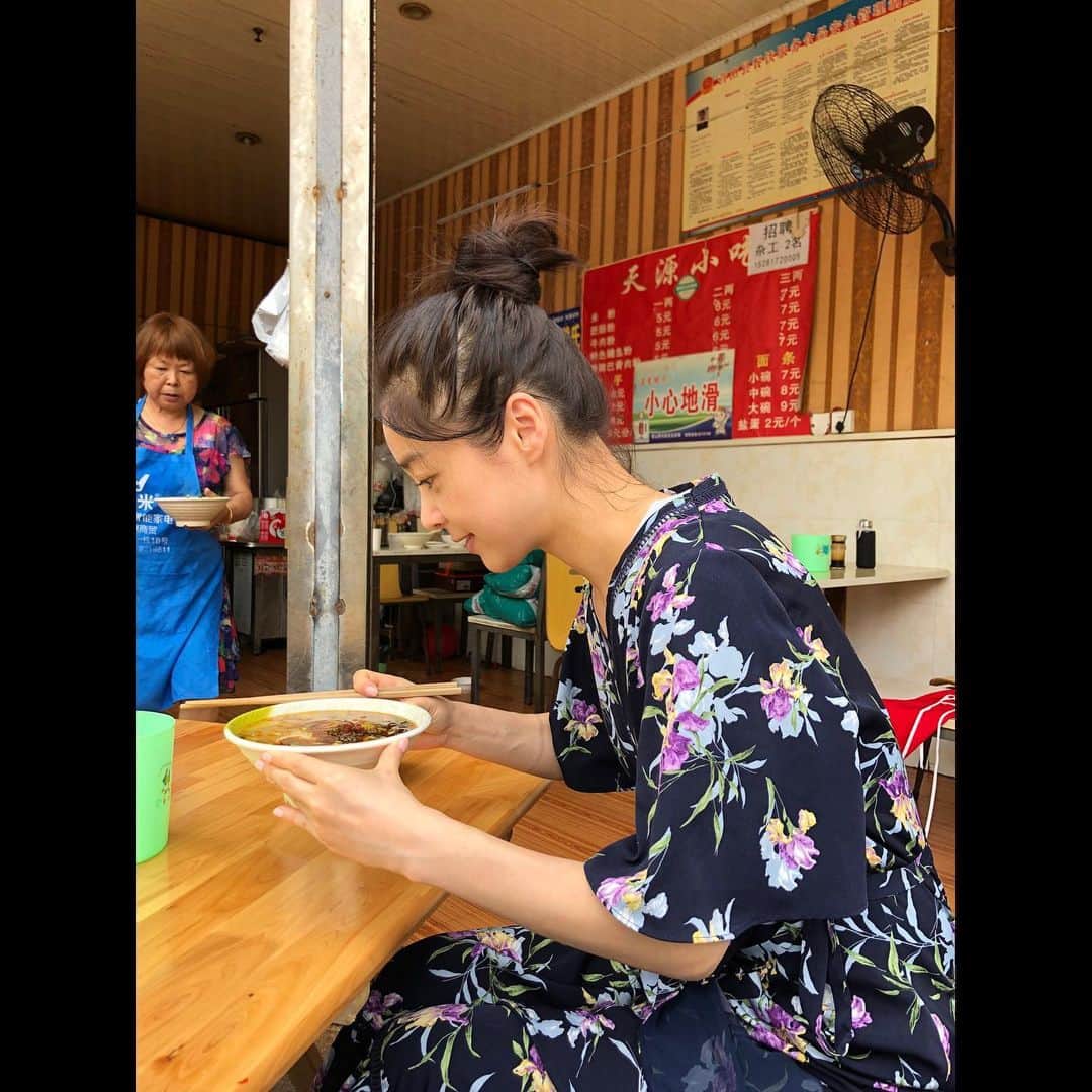 のインスタグラム：「가깝다더니...🤮 #3시간#왕복600km #국수진짜맛있음 #야경정말멋있음 #다시갈수는없음」