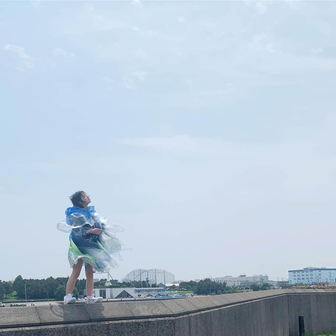 森七菜さんのインスタグラム写真 - (森七菜Instagram)「「装苑」 「天気の子」からインスパイアされた衣装をデザイン・制作してくださいました☀️☂️とってもステキなドレスでした💕 #装苑 #発売中です！#オフショット #装苑に書いてくださっている新海さんからのコメントが嬉しすぎ！#天気の子 #もりなな #森七菜」8月5日 0時28分 - morinana_official