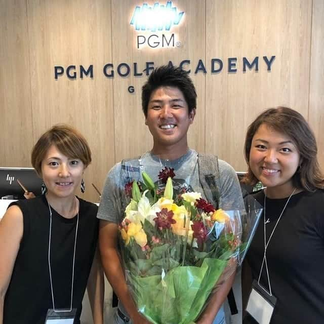 北川祐生さんのインスタグラム写真 - (北川祐生Instagram)「. . ⛳PGMゴルフアカデミー銀座⛳ 男子プロと交流！インドア女子会❗️ . JGTOゴルフFANプロジェクト❗ 今回も沢山の皆様にお越し頂きました！ 嬉しいですね～😊😆 . . しかもサプライズで皆様にお祝いまでして頂きました🌷🌼 本当に感謝です‼️‼️恥ずかしかったけど💦 . 今の『北川祐生』があるのはもちろん日頃から応援して下さる皆様❗ . JGTOゴルフFANプロジェクトに関わってるスタッフの皆様！AbemaTVのスタッフの皆様！ 全ての皆様のおかげです！ . まだまだ頑張ります⛳❗ 引き続き『北川祐生』を応援よろしくお願い致します🎵😊👍 . . Thank You🔫 .  #取手国際ゴルフ倶楽部#元気堂本舗#駿楽#関東サービス株式会社#KJUS#チュース#タイトリスト#FootJoy#IOMIC#HOMMONHAKATA#フジクラシャフト#感謝#JGTO#北川祐生#abematv#長尺パター#男子ゴルフ#JGTOゴルフFANプロジェクト」8月5日 0時33分 - ykykyuki.k