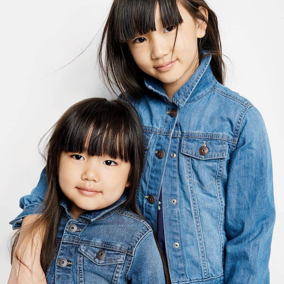 オシュコシュさんのインスタグラム写真 - (オシュコシュInstagram)「Get a #jumpsuit on your #backtoschool checklist (and a matching romper for little sis, too!) ✔️ #Twinning denim jackets are also essential!!! 👯 #nationalsisterday #oshkoshkids」8月5日 0時53分 - oshkoshkids