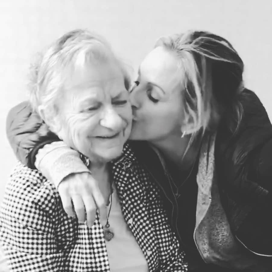 マーリー・マトリンさんのインスタグラム写真 - (マーリー・マトリンInstagram)「Happy birthday to this lady who is my mother...89 years young! I love you mom! 🤟💜🤟💜🤟💜🎂🎂🎂 #libbymatlin #birthdaygirl #chicago #alzheimerssuckshit」8月5日 0時45分 - themarleematlin